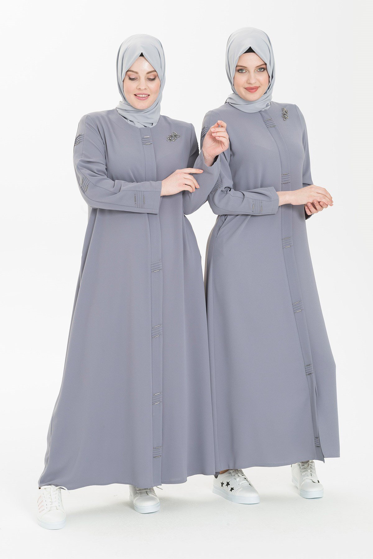 عباية رمادية مطرزة بالخرز بتفاصيل ثنيات - Beyza