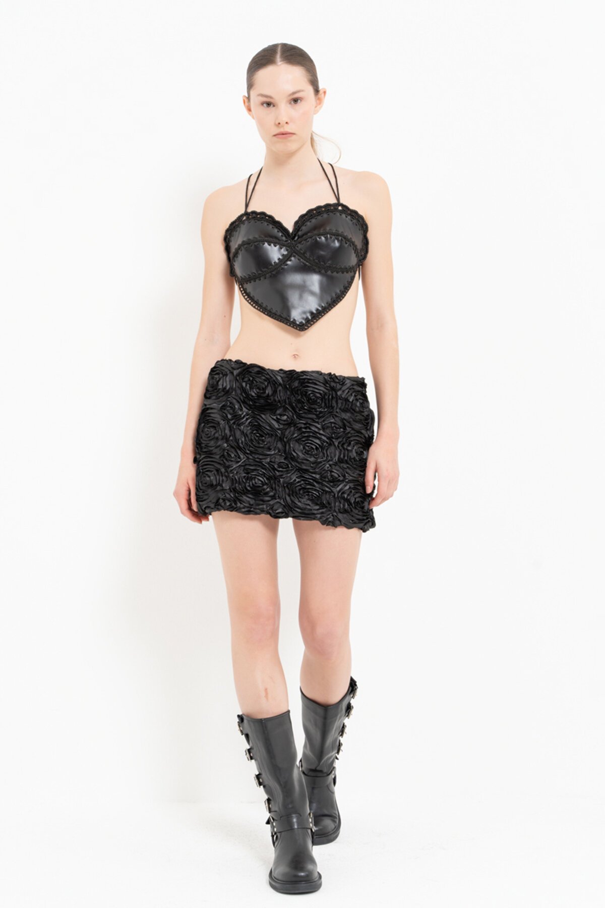 تنورة ميني سوداء بموتيف الورد - Kikiriki