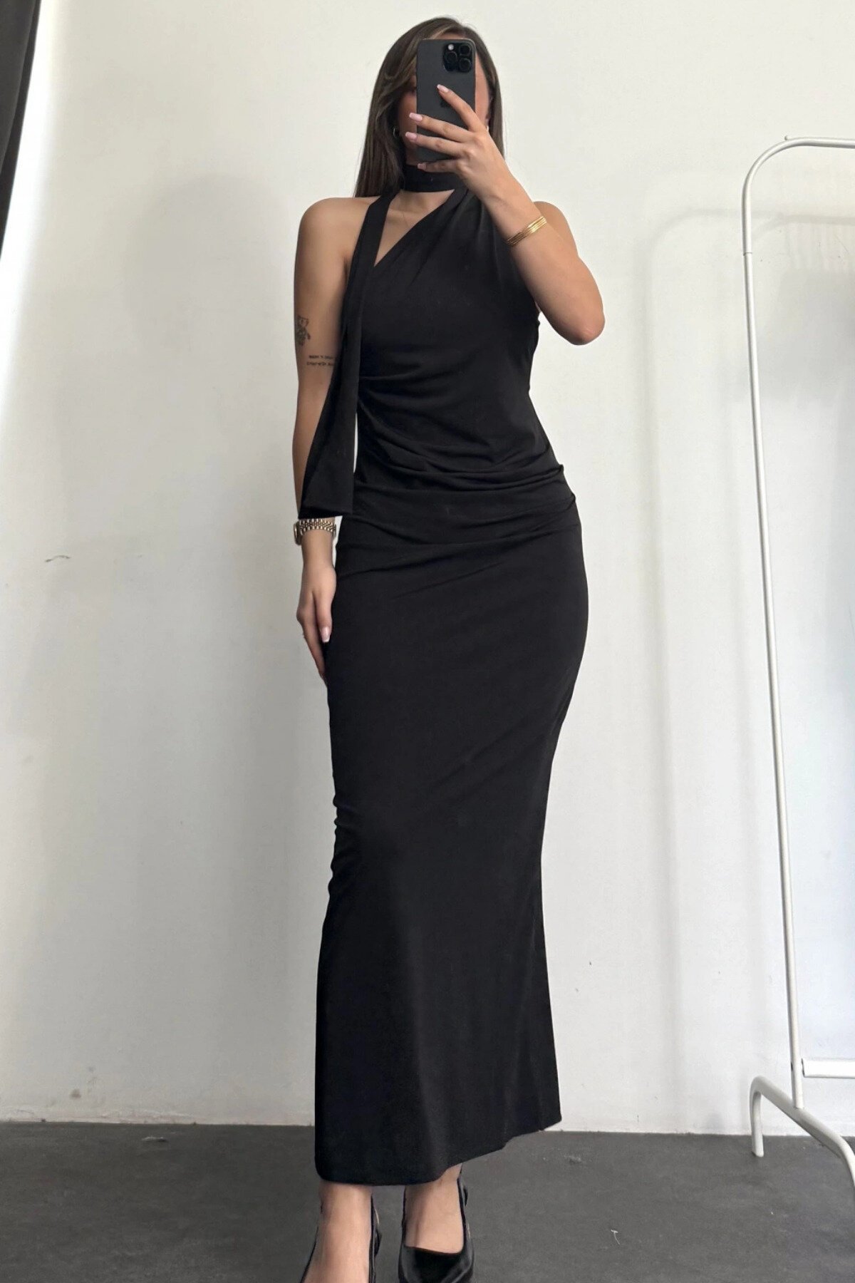 Siyah Uzun Drapeli Fular Detaylı Elbise - MOZENA