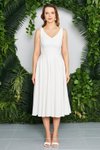 Beyaz Midi Kloş V Yaka Pileli Sırtı Fiyonklu Abiye Elbise