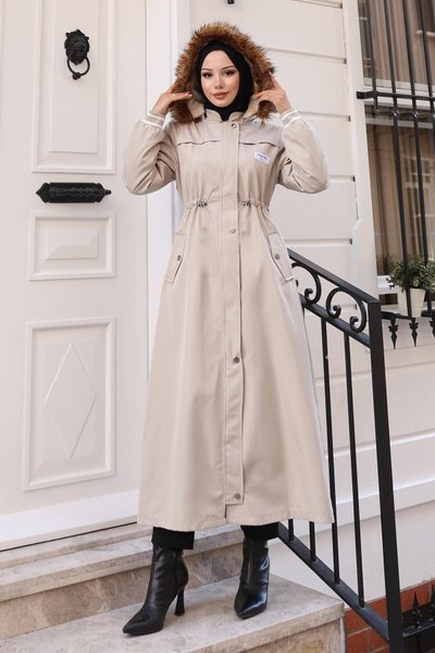 Bej Kapşonlu Arma Detaylı Mont