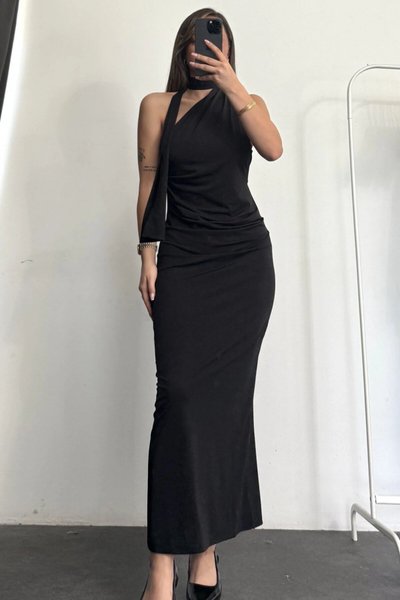 Siyah Uzun Drapeli Fular Detaylı Elbise