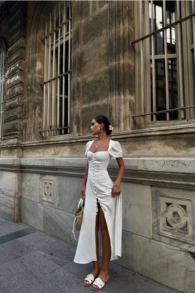 Beyaz Uzun Yırtmaçlı Puff Kol Düğme Detaylı Elbise