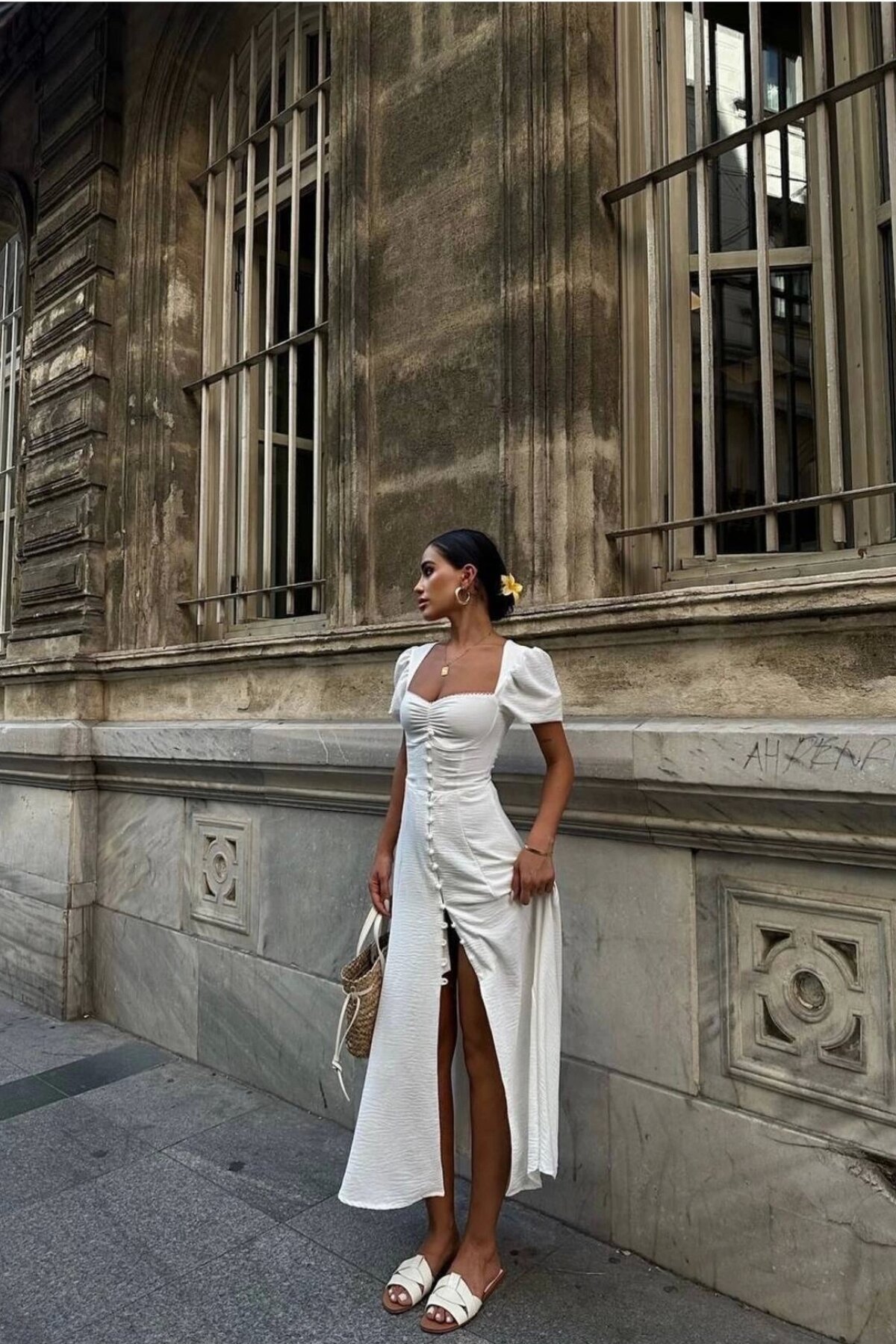 Beyaz Uzun Yırtmaçlı Puff Kol Düğme Detaylı Elbise - VİSKALİ