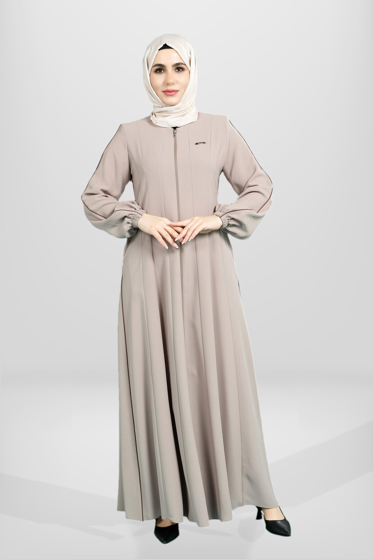 عباية قصة كلوش لون بيج بسحاب وتفاصيل شريط - Beyza