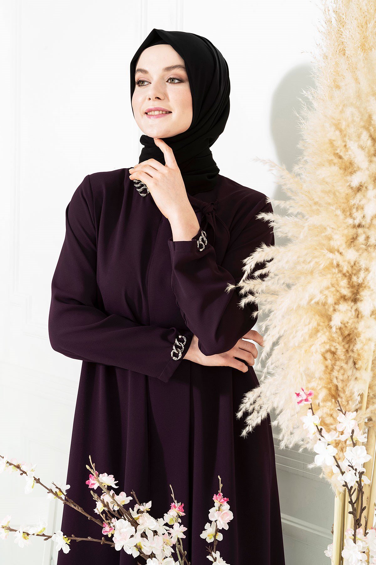 Mürdüm Zincir Aksesuar Detaylı Yakası Fiyonklu Ferace - Beyza