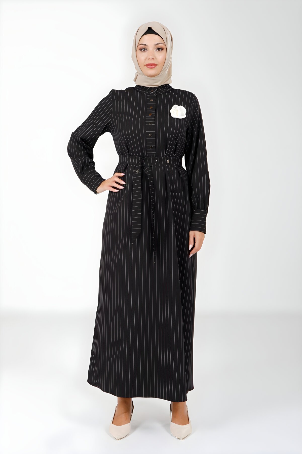 Siyah Çizgili Kuşaklı Çiçek Detaylı Elbise