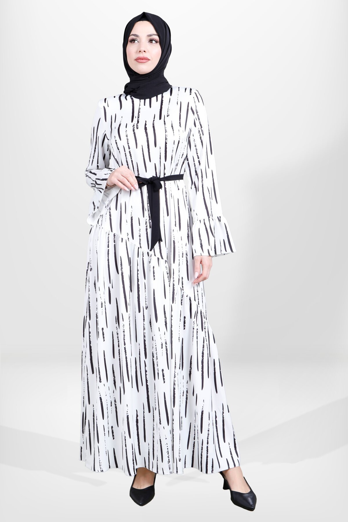 Siyah Desenli Seyyar Kuşaklı Volan Kol Tesettür Elbise - Beyza