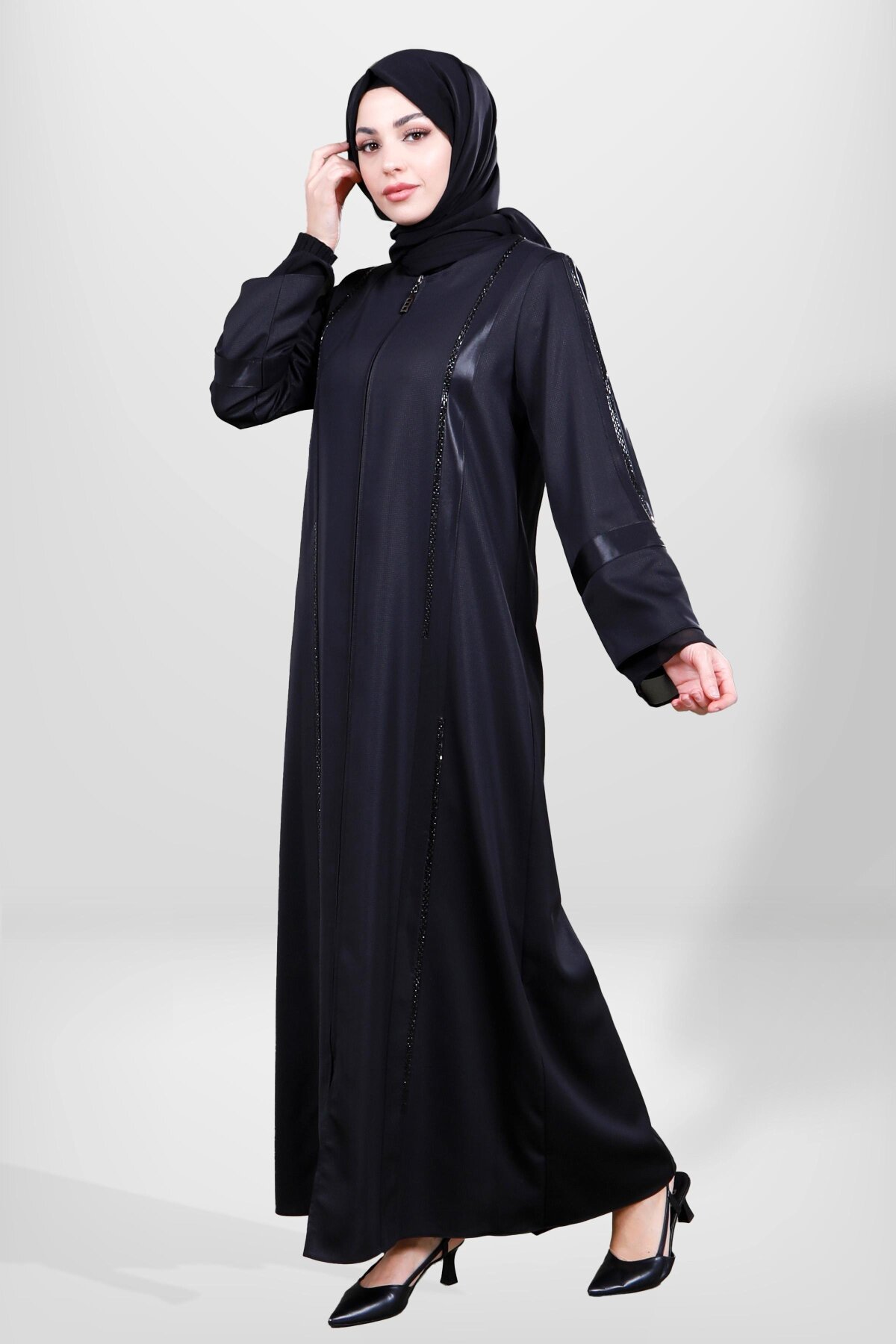 عباية سوداء بتفاصيل شريط وسحاب - Beyza