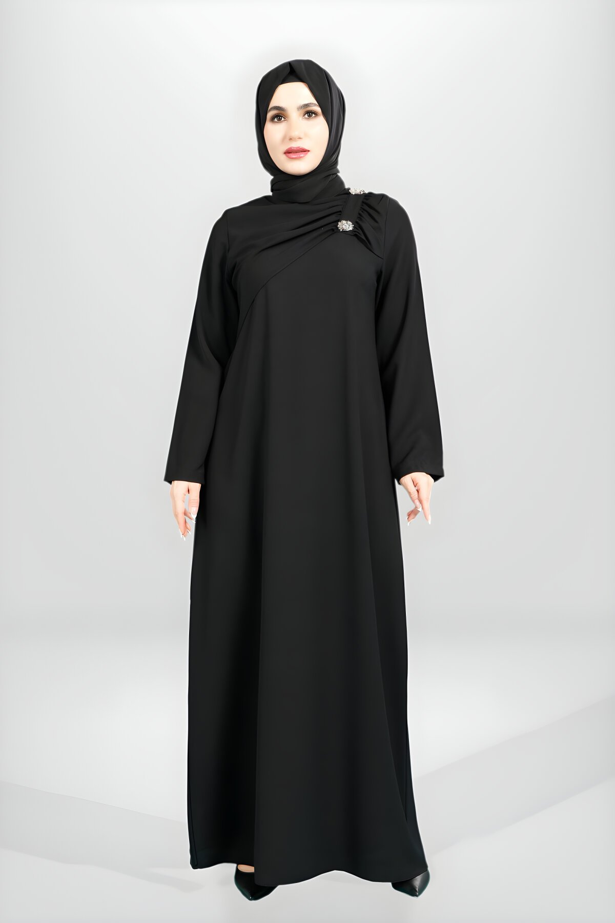 Siyah Fırfırlı Broş Detaylı Elbise