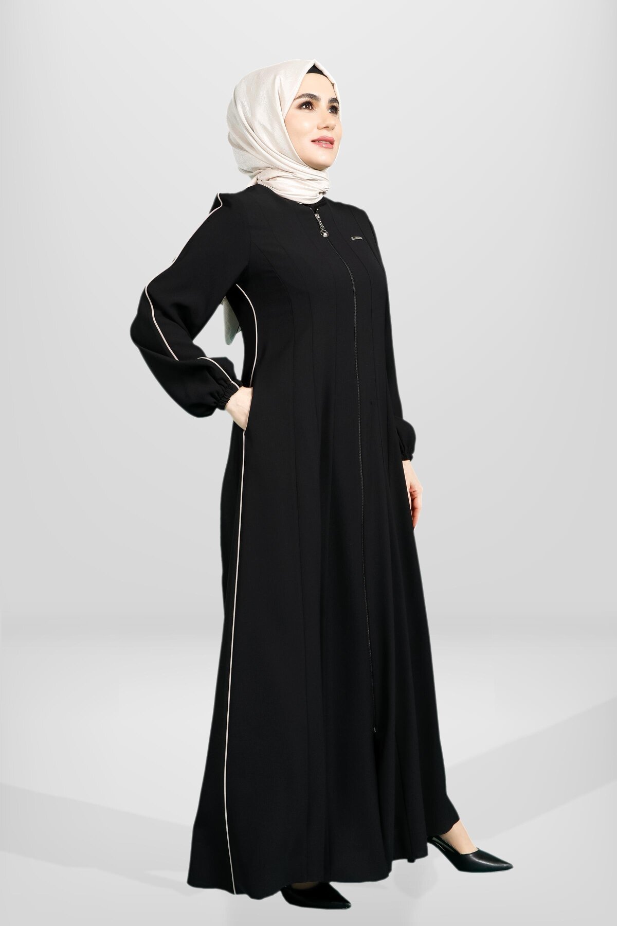 Siyah Kloş Kesim Fermuarlı Biye Detaylı Yandan Cepli Ferace - Beyza