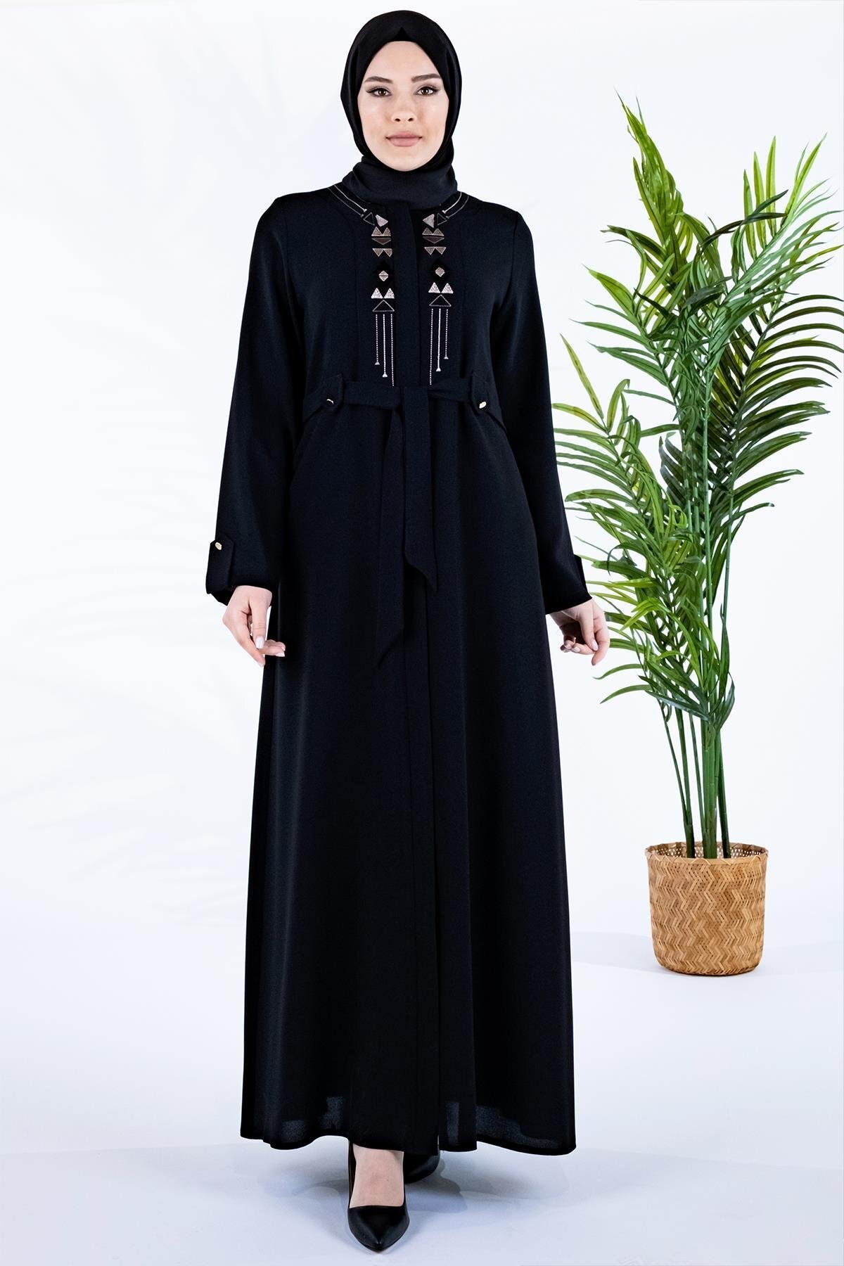 عباية أسود بحزام مخصر وتطريز أمامي - Beyza