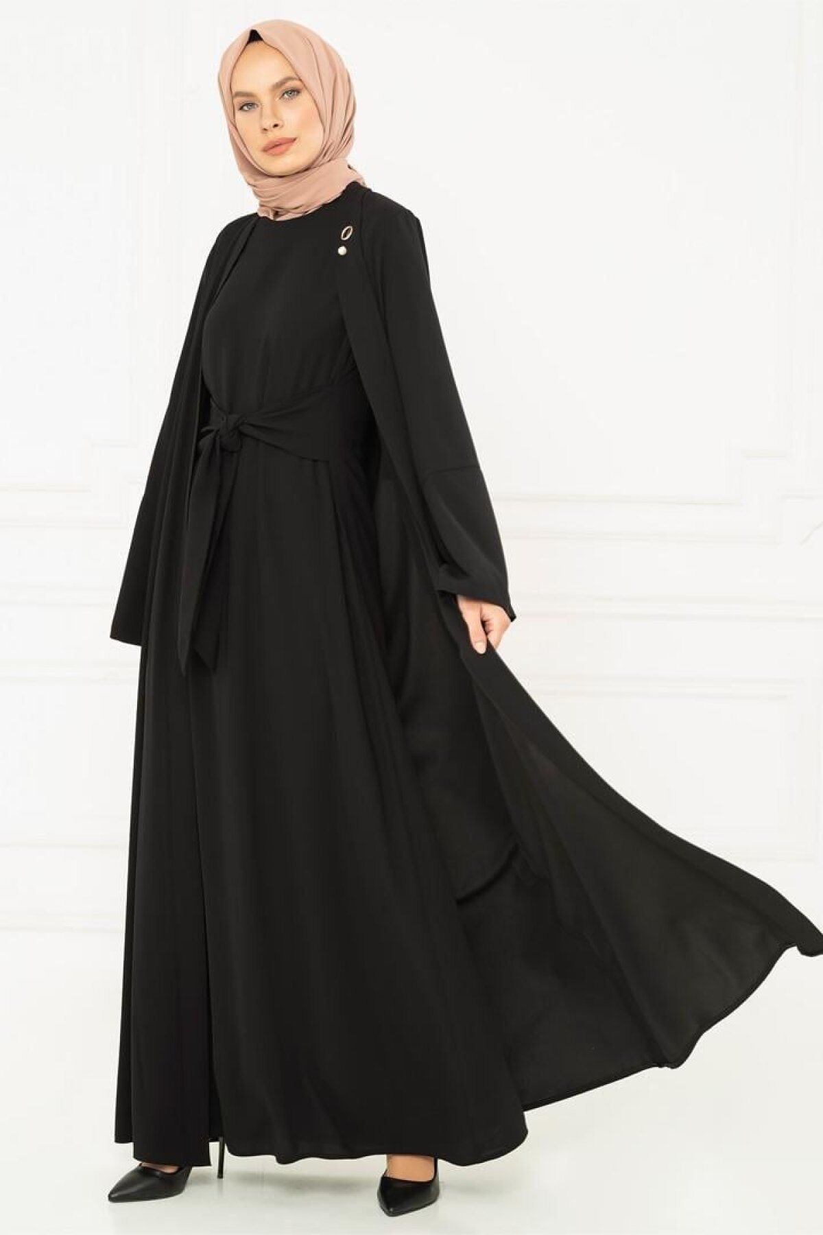 عباية سوداء بربطة أمامية وأكمام واسعة - Beyza