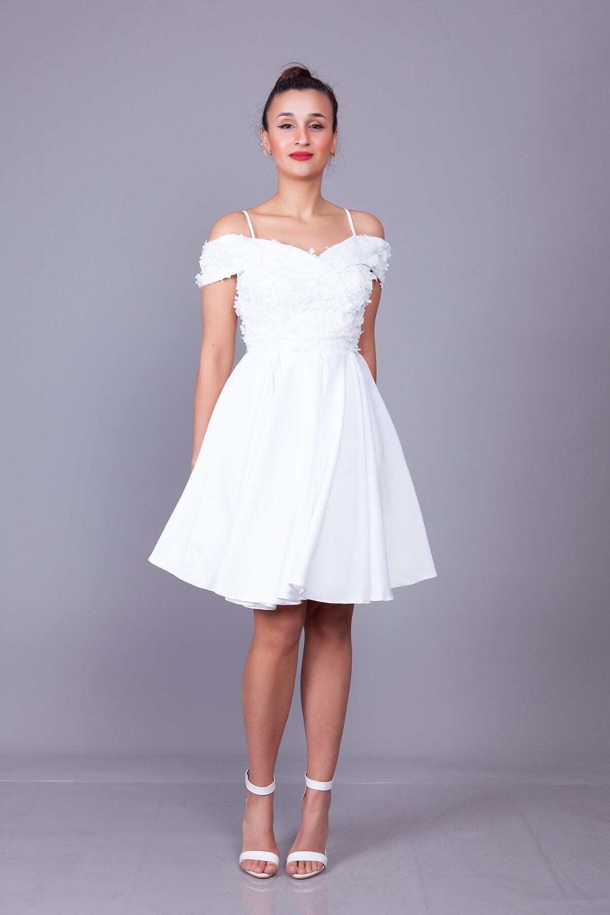 فستان سهرة ميدي كلوش أبيض بطبعة زهور بأكتاف منسدلة وتفاصيل تول - Bidoluelbise