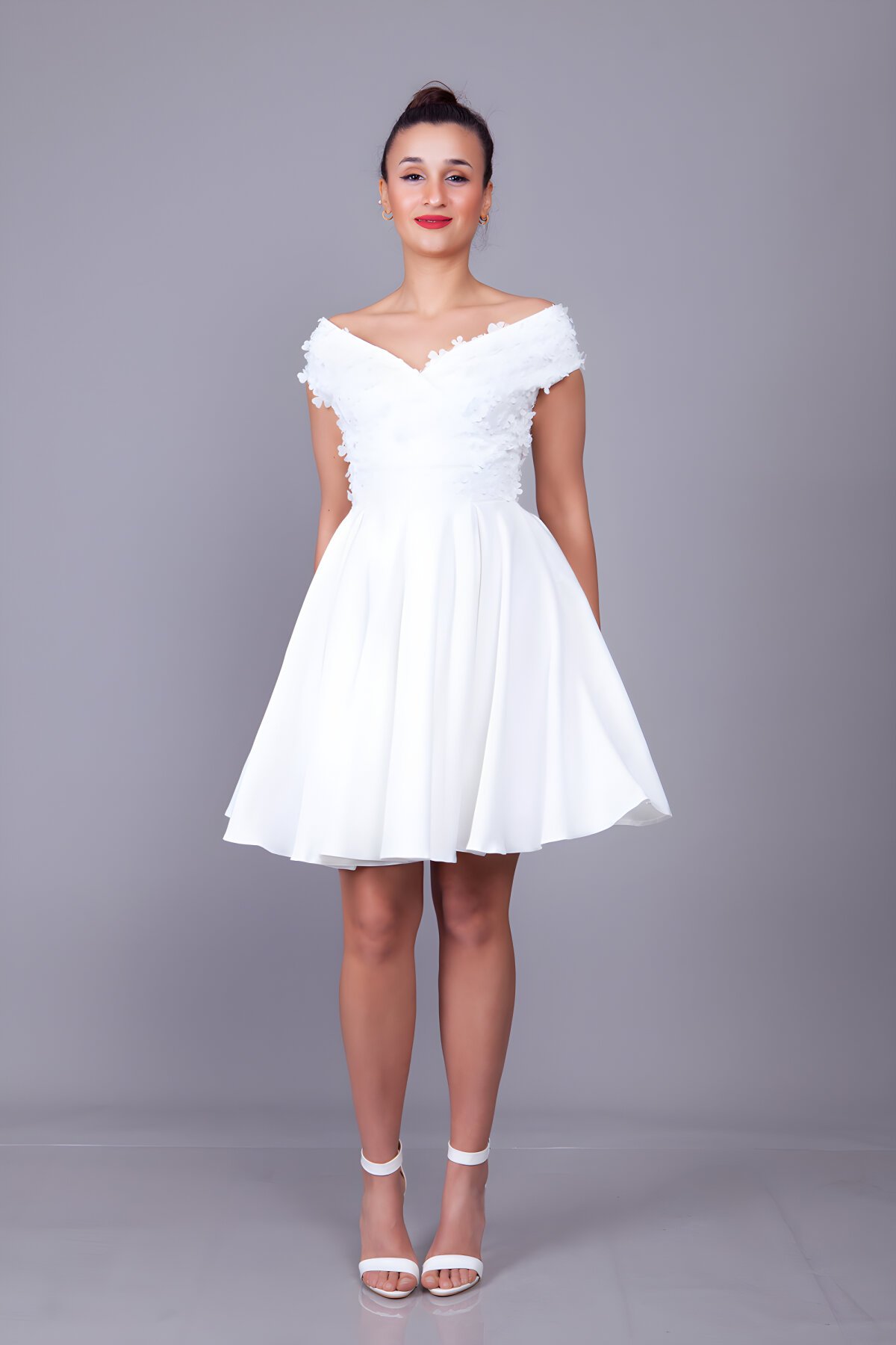 فستان سهرة قصير أبيض بنقشة زهور بياقة قارب وتول - Bidoluelbise