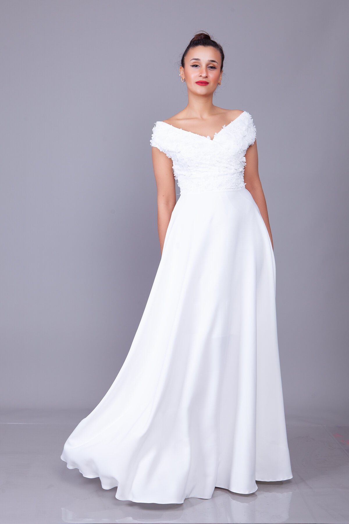 Beyaz Çiçekli Uzun Kayık Yaka Tül Detay Abiye Elbise - Bidoluelbise