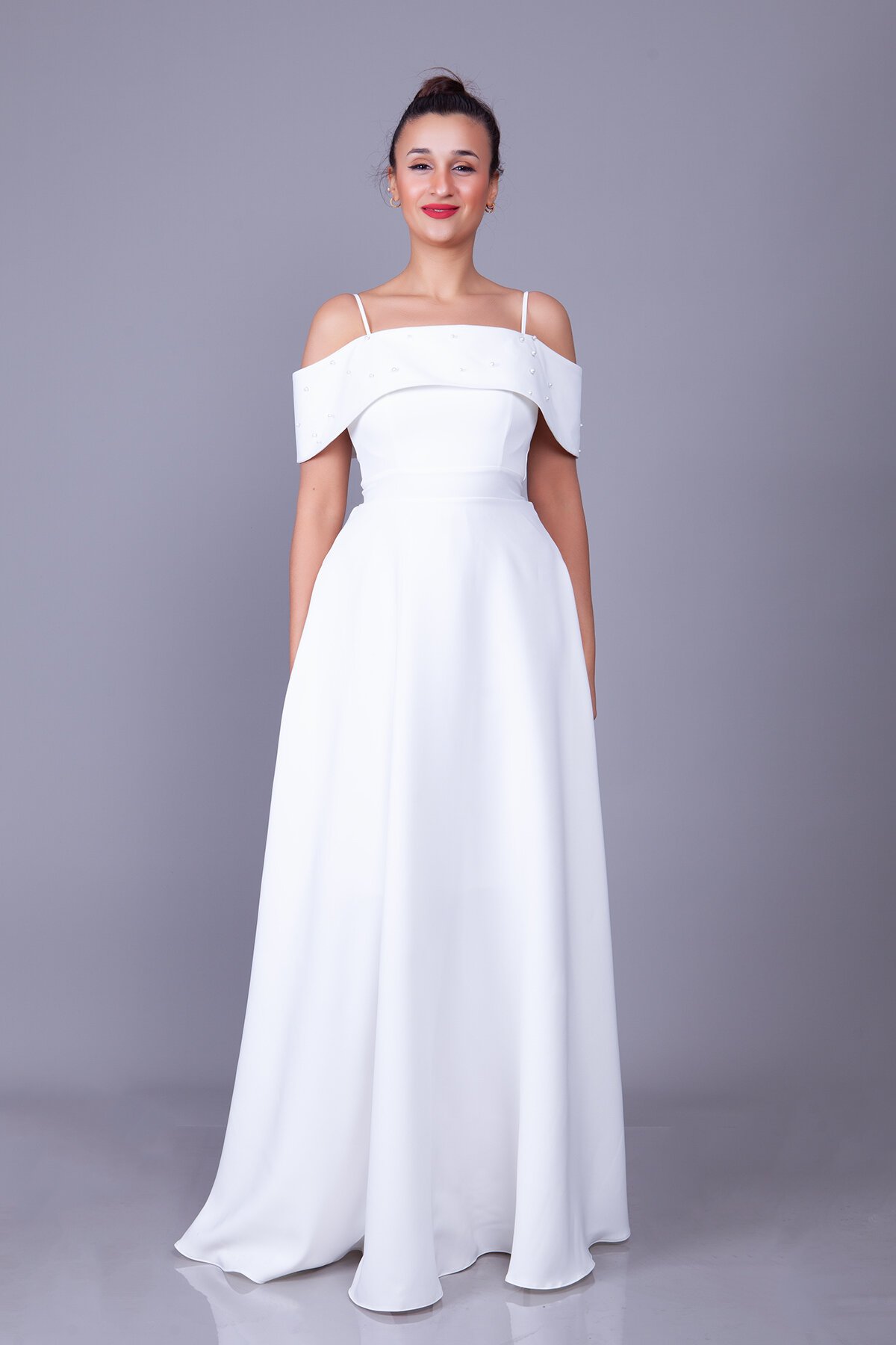 Beyaz Uzun Askılı İnci Detay Kayık Yaka Abiye Elbise - Bidoluelbise