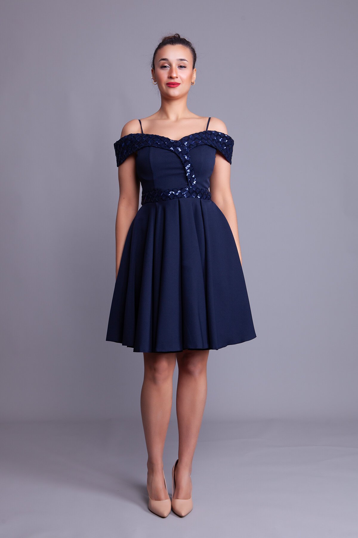 فستان سهرة قصير كلوش كحلي كاروهات بتفاصيل ترتر وحمالات - Bidoluelbise