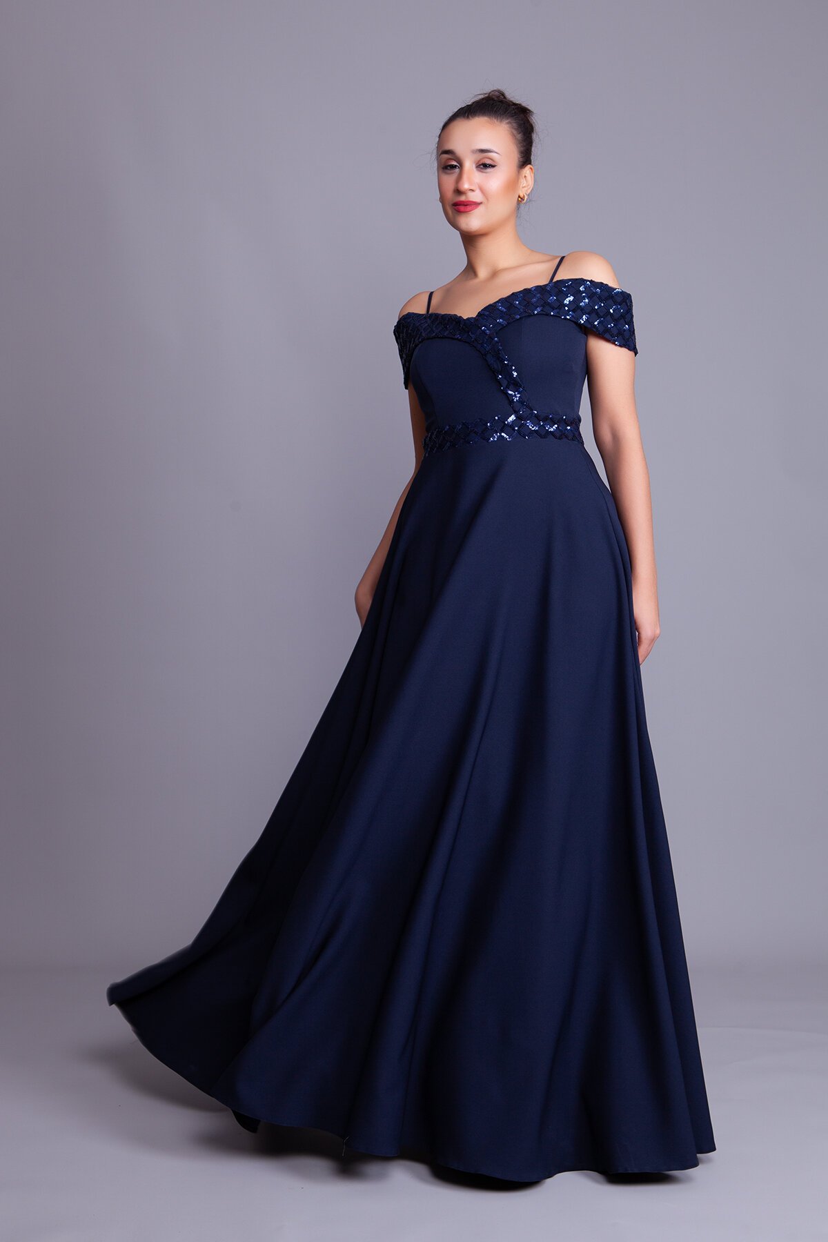 Lacivert Kareli Uzun Kloş Düşük Omuz Askılı Payet Detay Abiye Elbise - Bidoluelbise