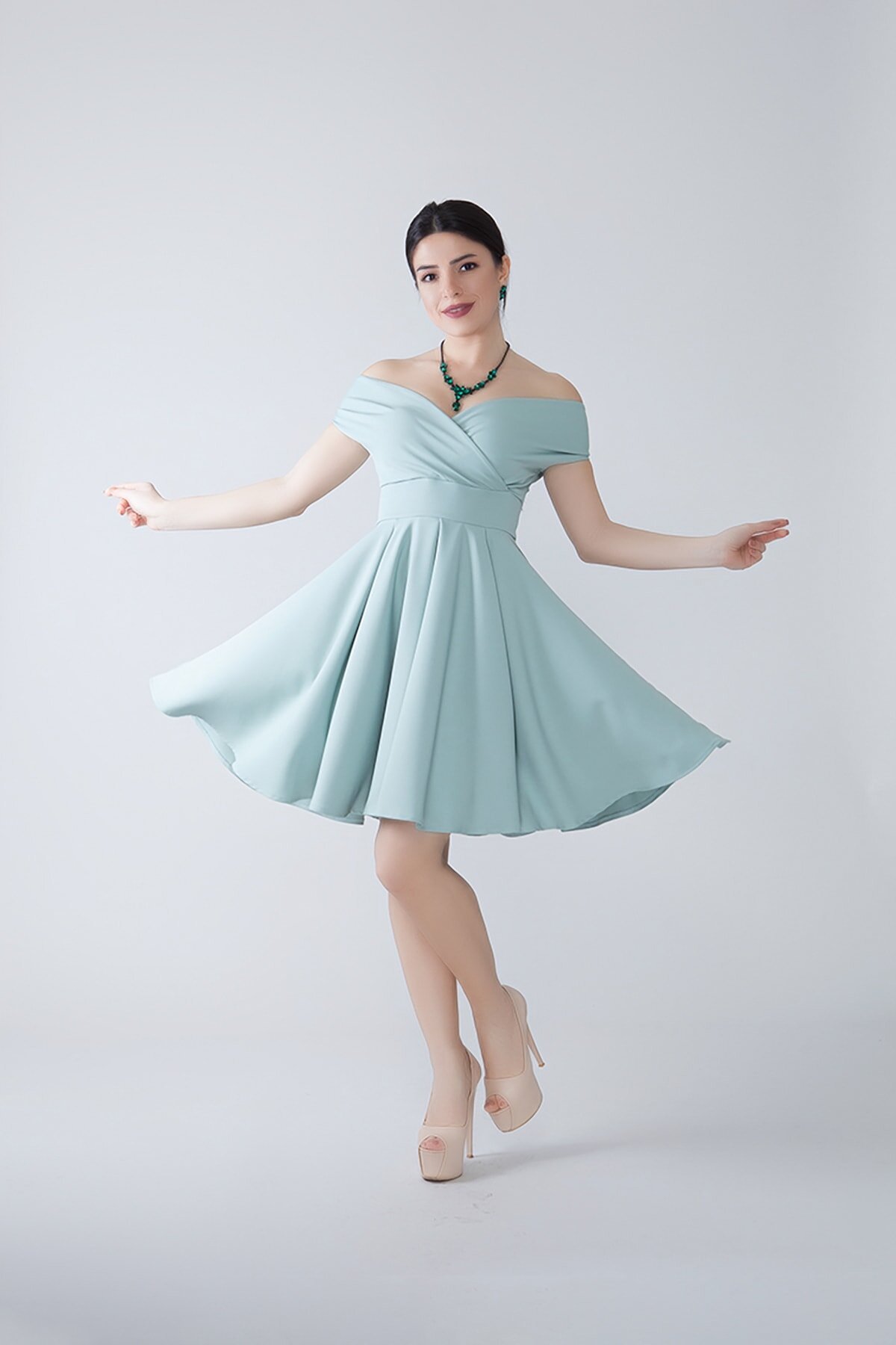 Mint Yeşili Mini Dökümlü Kloş Pileli Kayık Yaka Abiye Elbise - Bidoluelbise