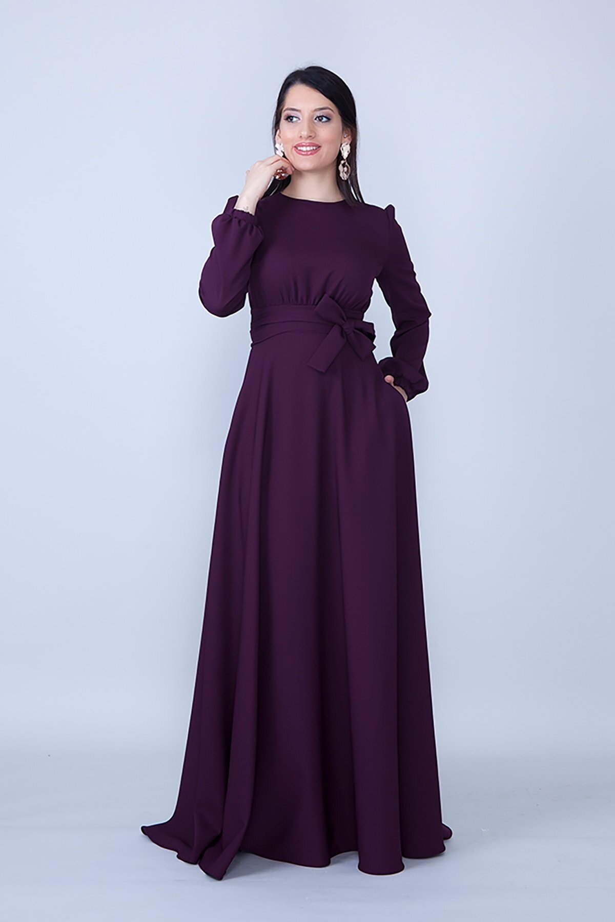 Mürdüm Maksi Uzun Kol Yuvarlak Yaka Beli Büzgülü Kuşaklı Tesettür Abiye Elbise - Bidoluelbise