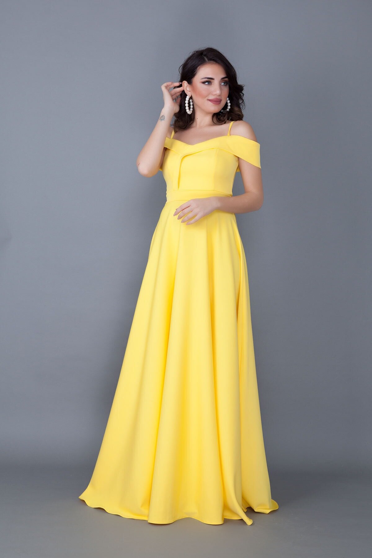 Sarı Uzun Kloş Askılı Düşük Omuz Detaylı Nişan Abiye Elbise - Bidoluelbise