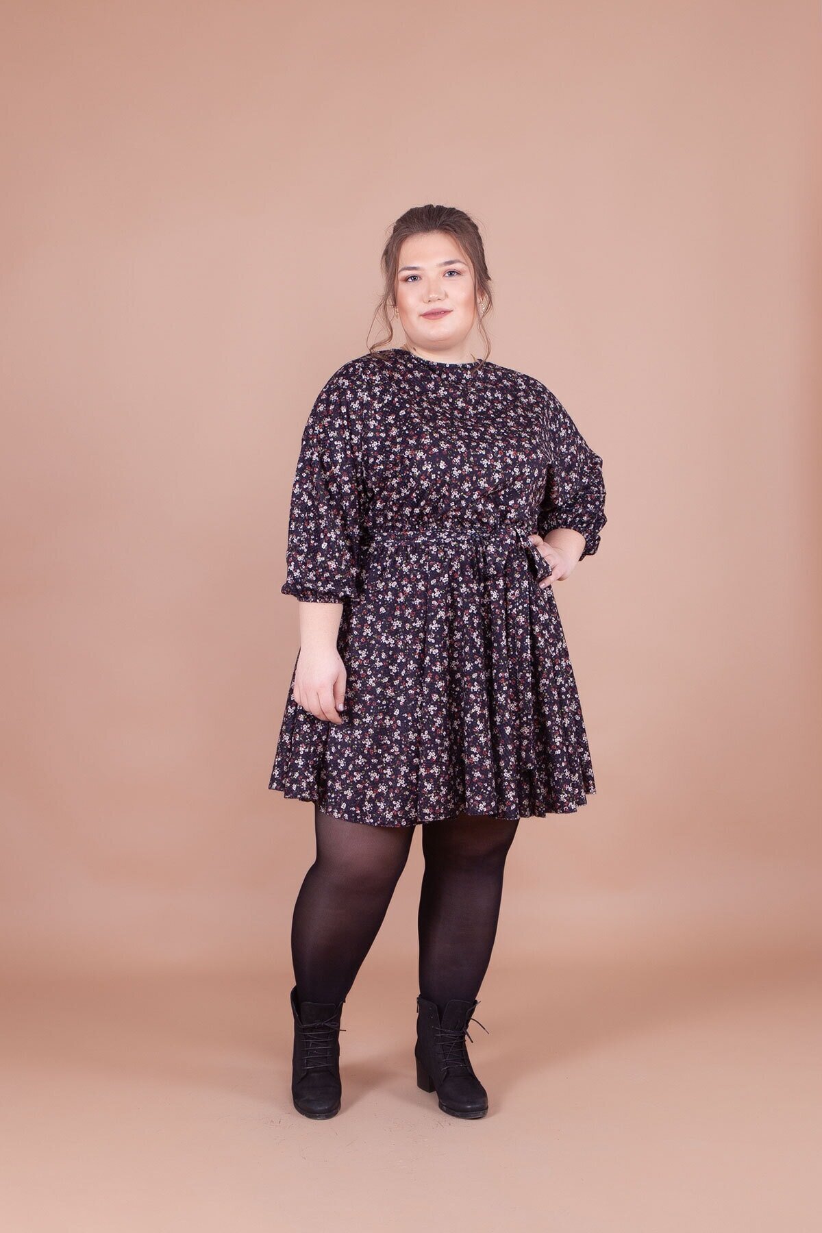 Siyah Çiçek Desenli Büyük Beden Mini Kadife Yarasa Kol Elbise - Bidoluelbise