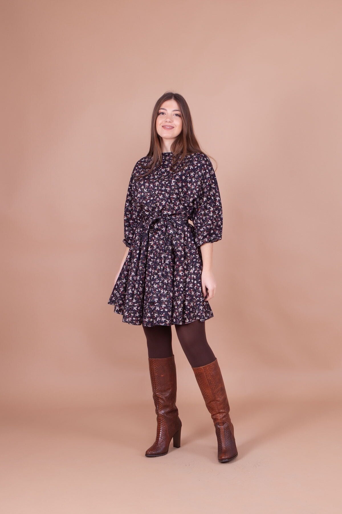 فستان قصير أسود مخملي بطبعة زهور وأكمام خفاش - Bidoluelbise