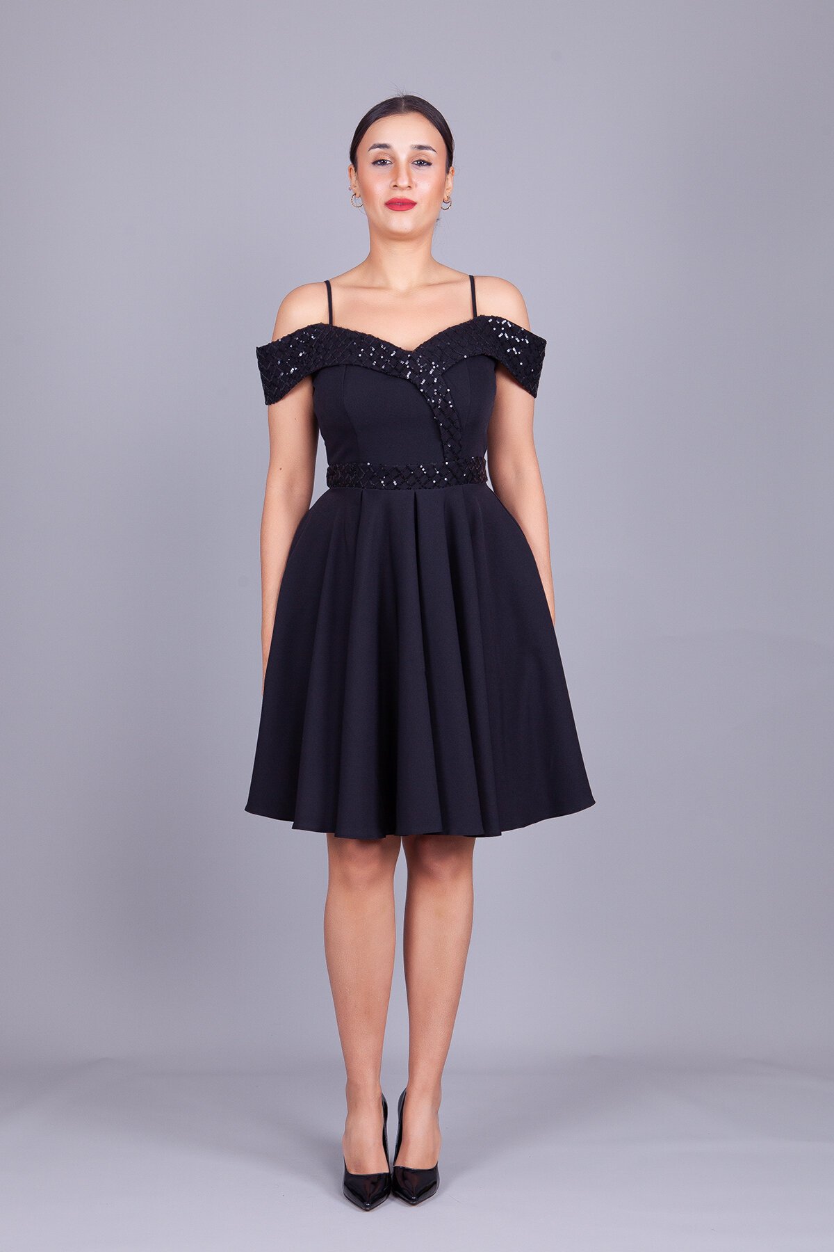 Siyah Kareli Midi Kloş Askılı Düşük Omuz Payet Detay Abiye Elbise - Bidoluelbise