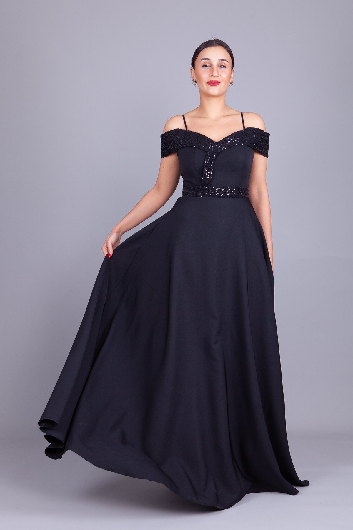 Siyah Kareli Uzun Kloş Askılı Düşük Omuz Payet Detay Abiye Elbise - Bidoluelbise