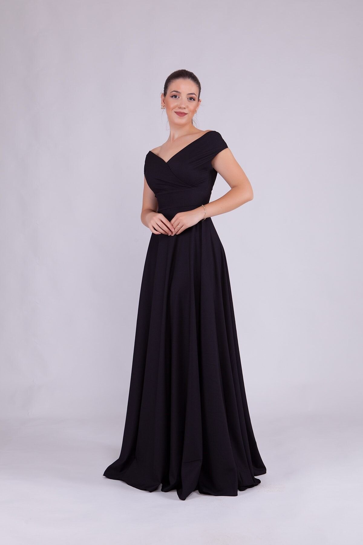 Siyah Uzun Dökümlü Kloş Kayık Yaka Abiye Elbise - Bidoluelbise