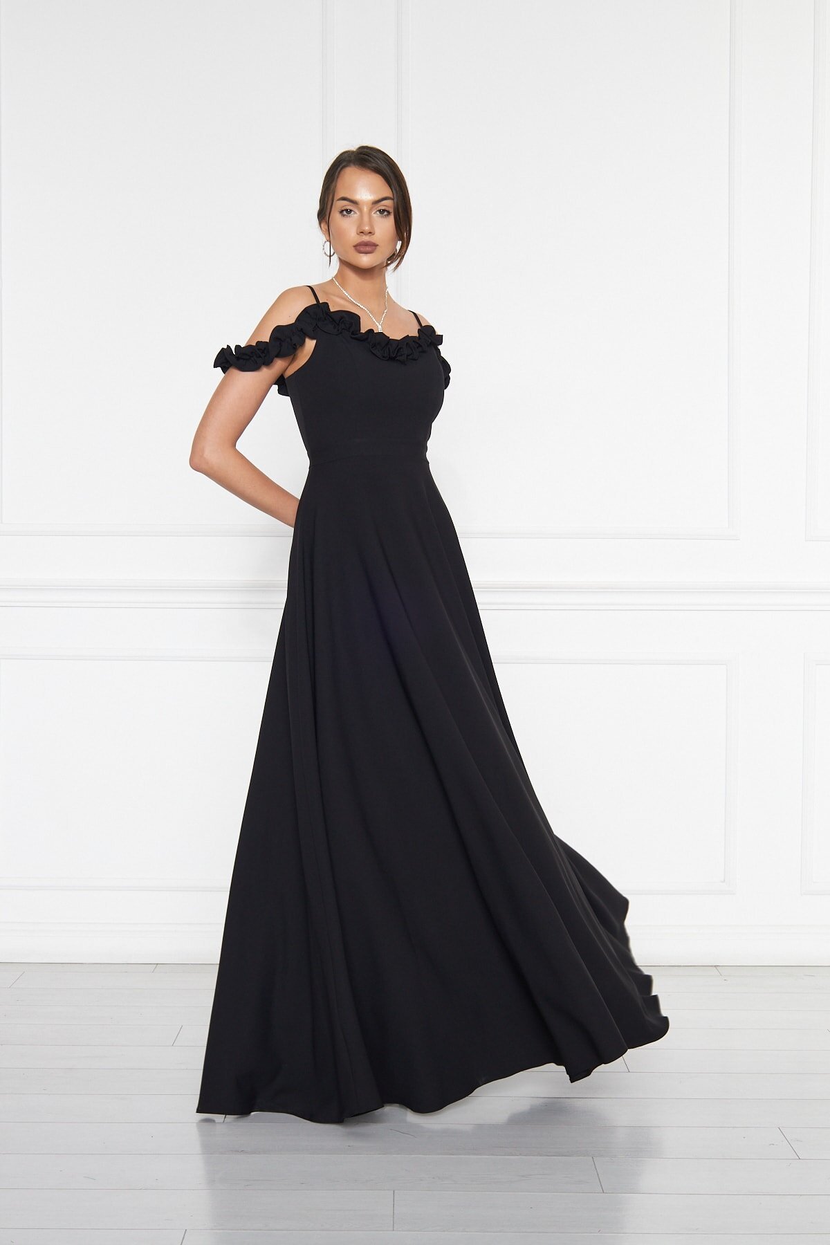 Siyah Uzun Kloş Ayarlanabilir Askılı Fırfır Detay Abiye Elbise - Bidoluelbise