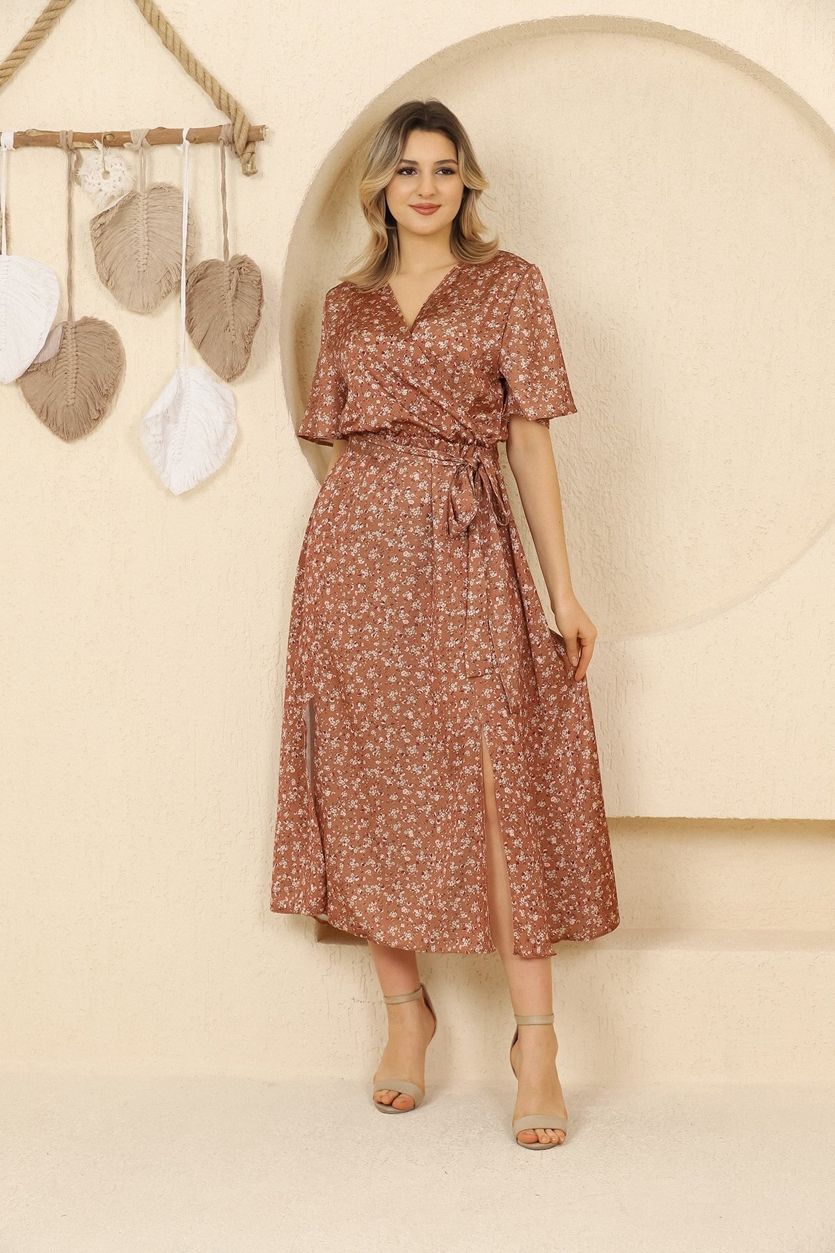 Taba Çiçek Desenli Midi Kısa Kol Kruvaze Yaka Saten Elbise - Bidoluelbise