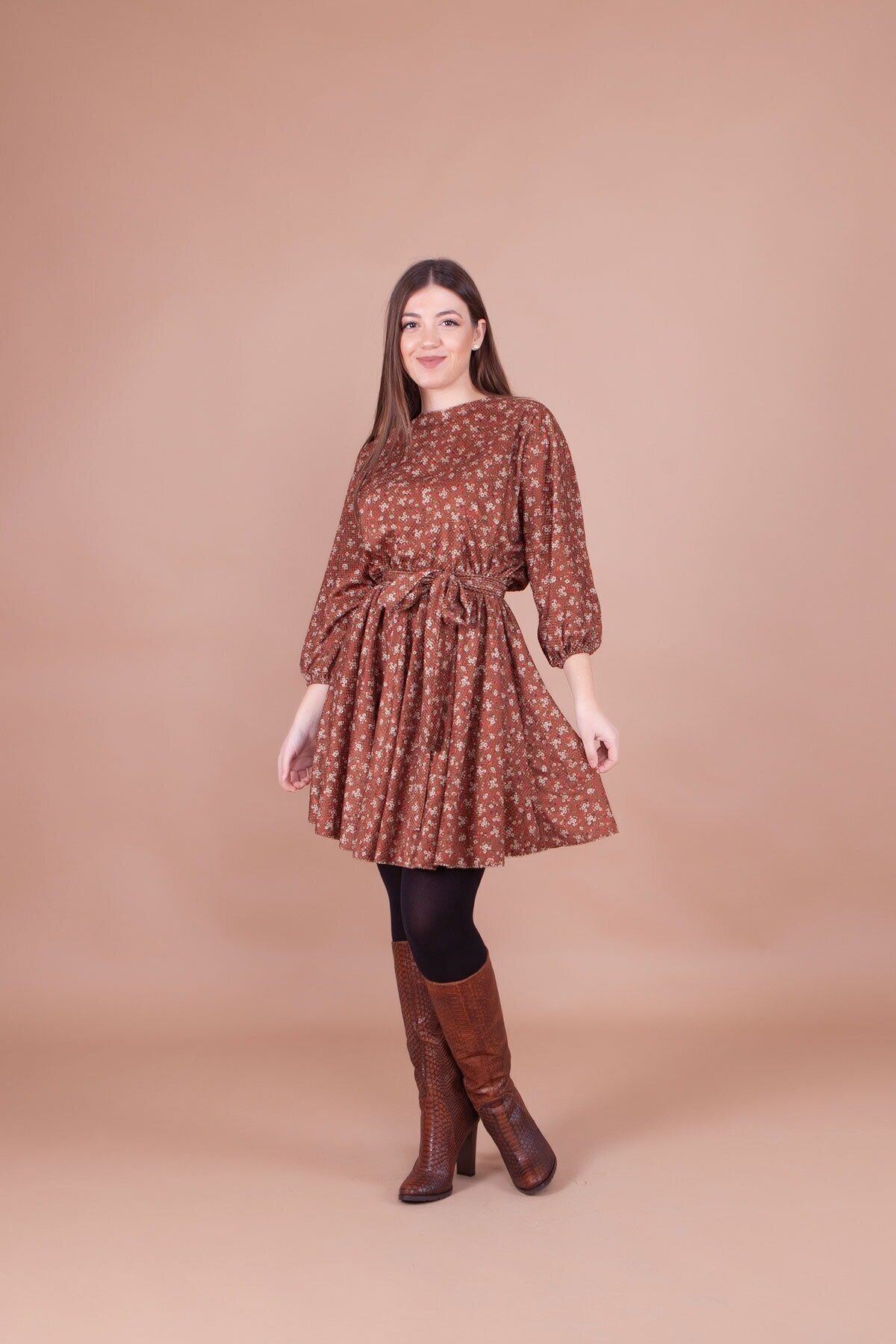 Taba Çiçek Desenli Mini Kadife Yarasa Kol Elbise - Bidoluelbise