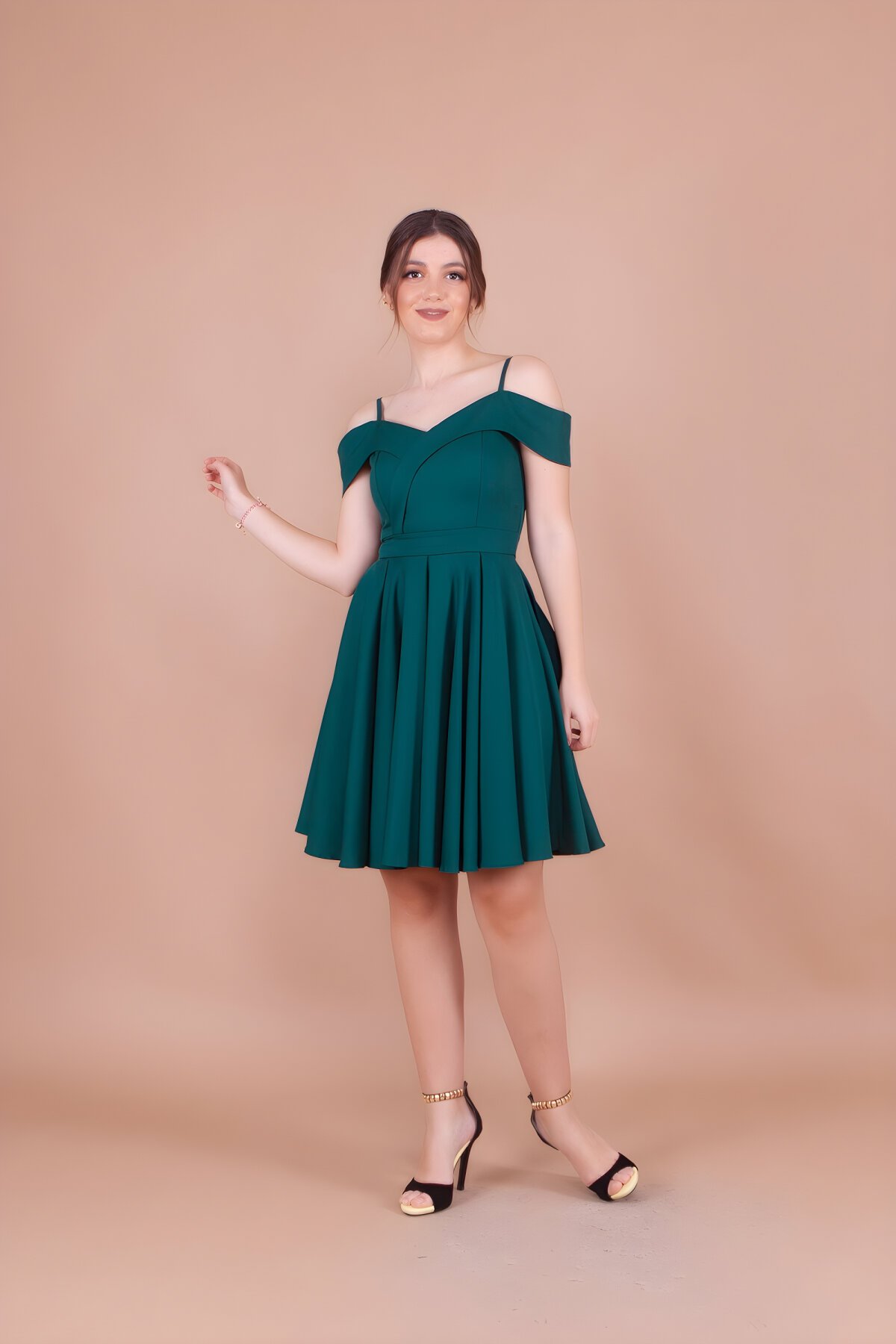 فستان سهرة قصير زمردي بكسرات بحمالات وأكتاف منسدلة - Bidoluelbise