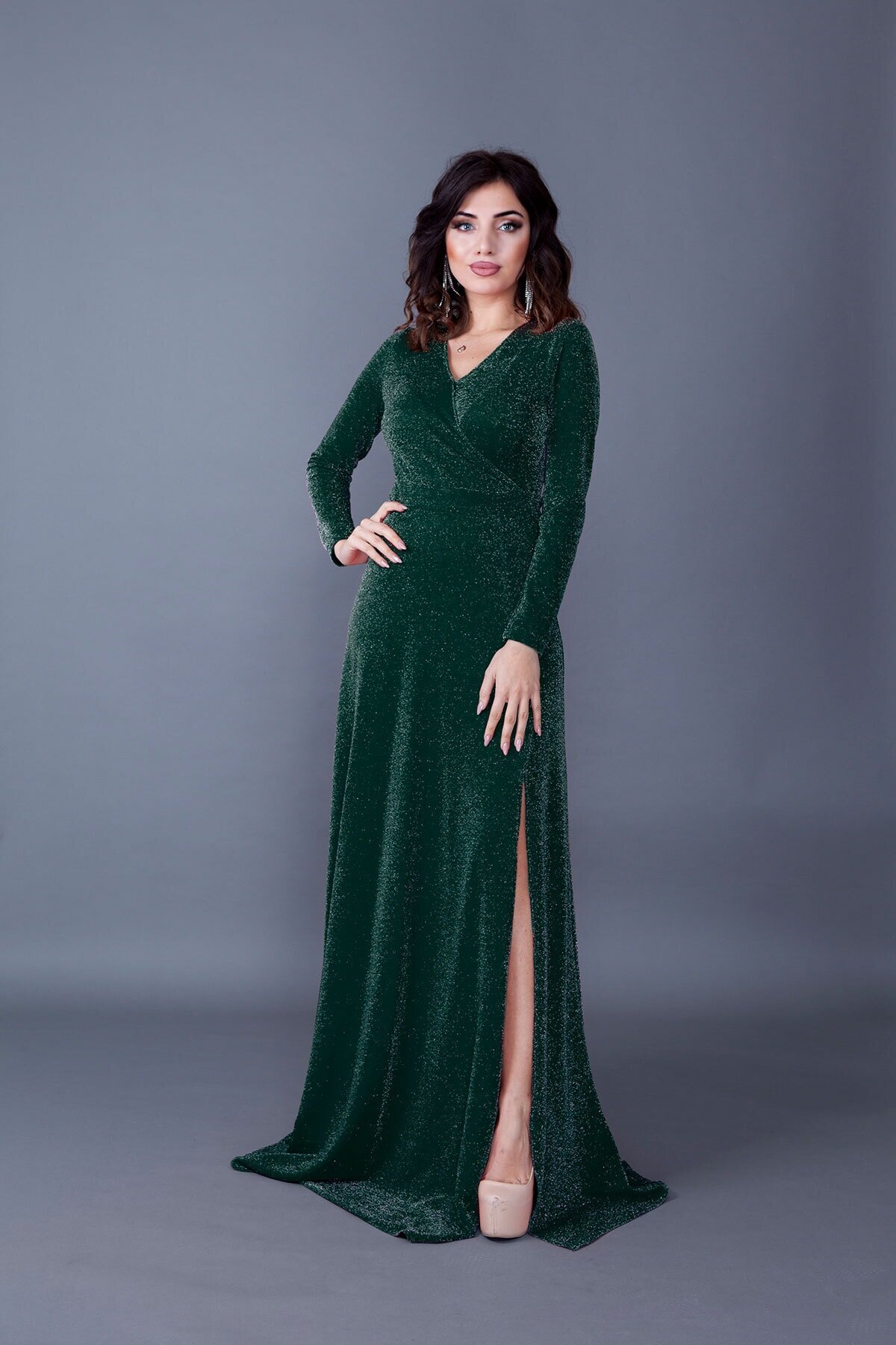 فستان سهرة طويل زمردي لامع ياقة كرووازيه بأكمام مشقوقة - Bidoluelbise