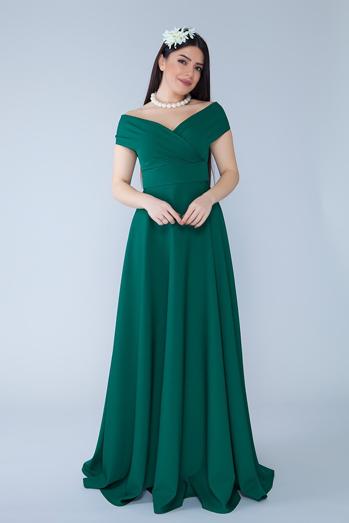 Zümrüt Uzun Dokuma Dökümlü Kumaş Kayık Kruvaze Yaka Abiye Elbise - Bidoluelbise