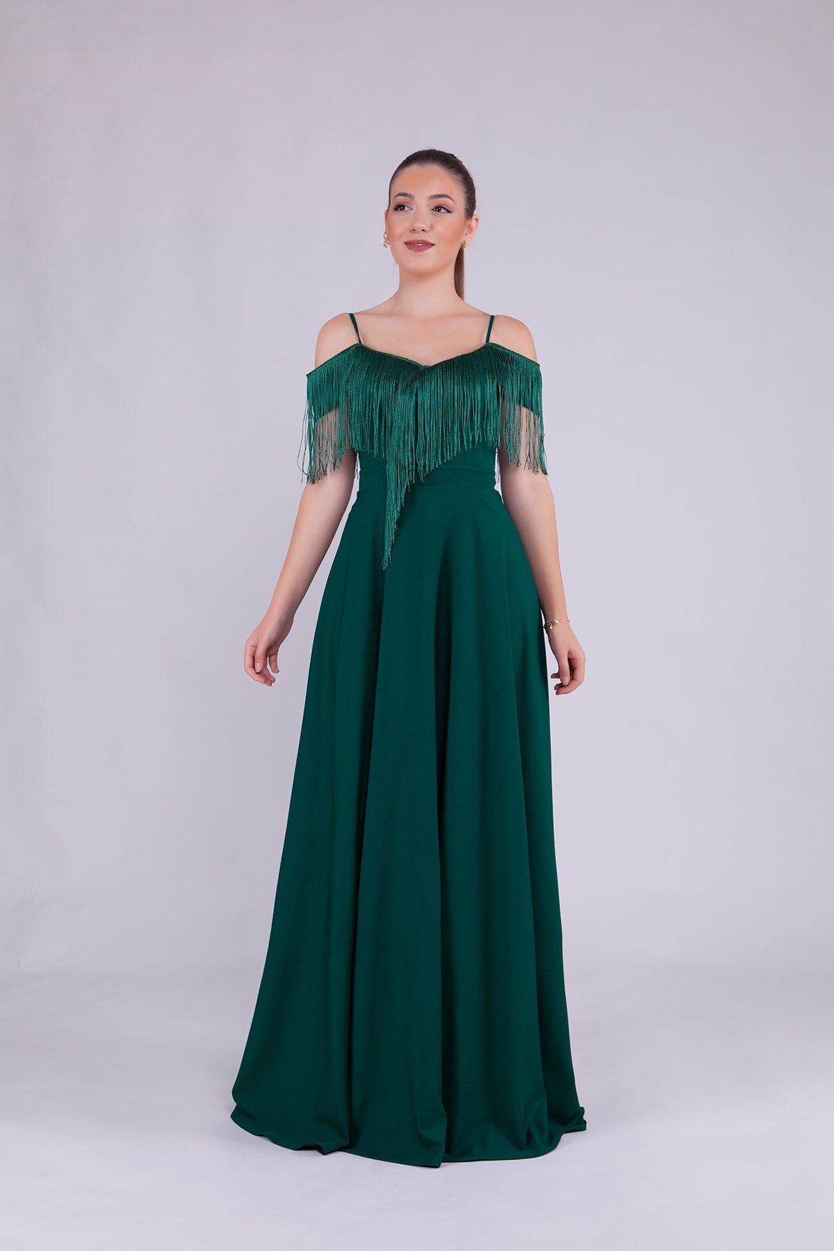 Zümrüt Uzun Kayık Yaka Püskül Detay Abiye Elbise - Bidoluelbise