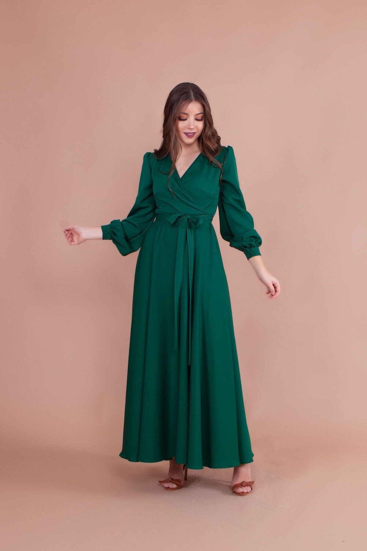 Zümrüt Uzun Kruvaze Yaka Kemerli Elbise - Bidoluelbise