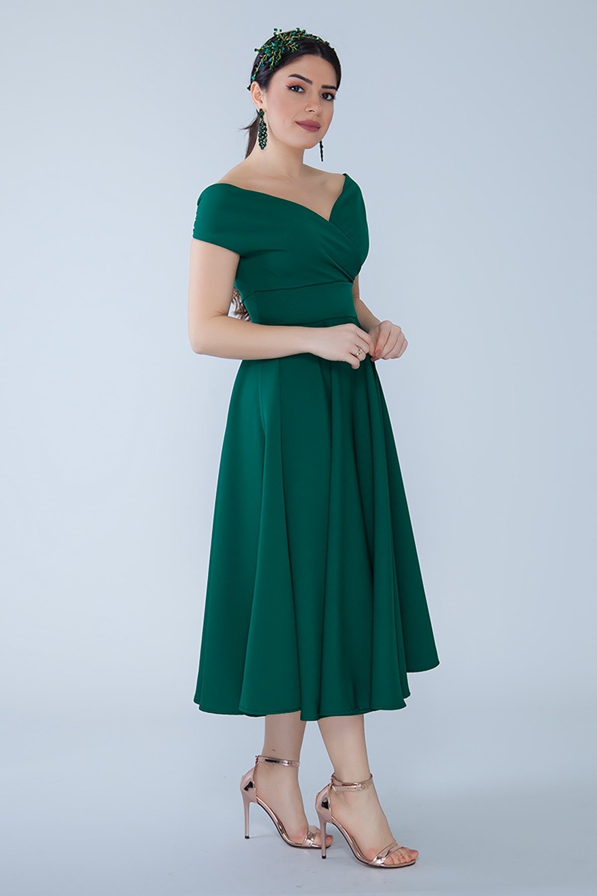 Zümrüt Yeşili Midi Kloş Kayık Yaka Abiye Elbise - Bidoluelbise