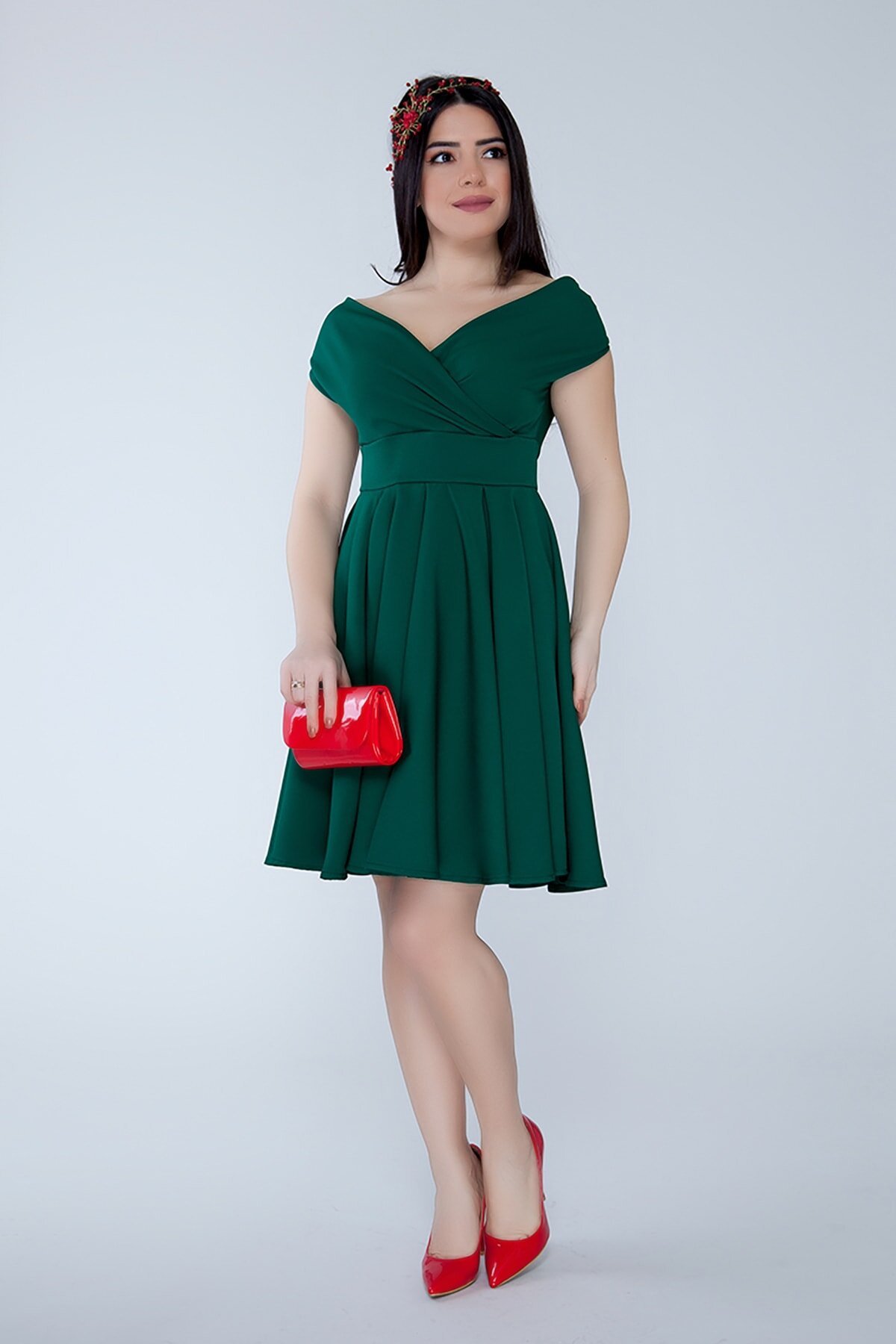 Zümrüt Yeşili Mini Kloş Kayık Yaka Pileli Abiye Elbise - Bidoluelbise
