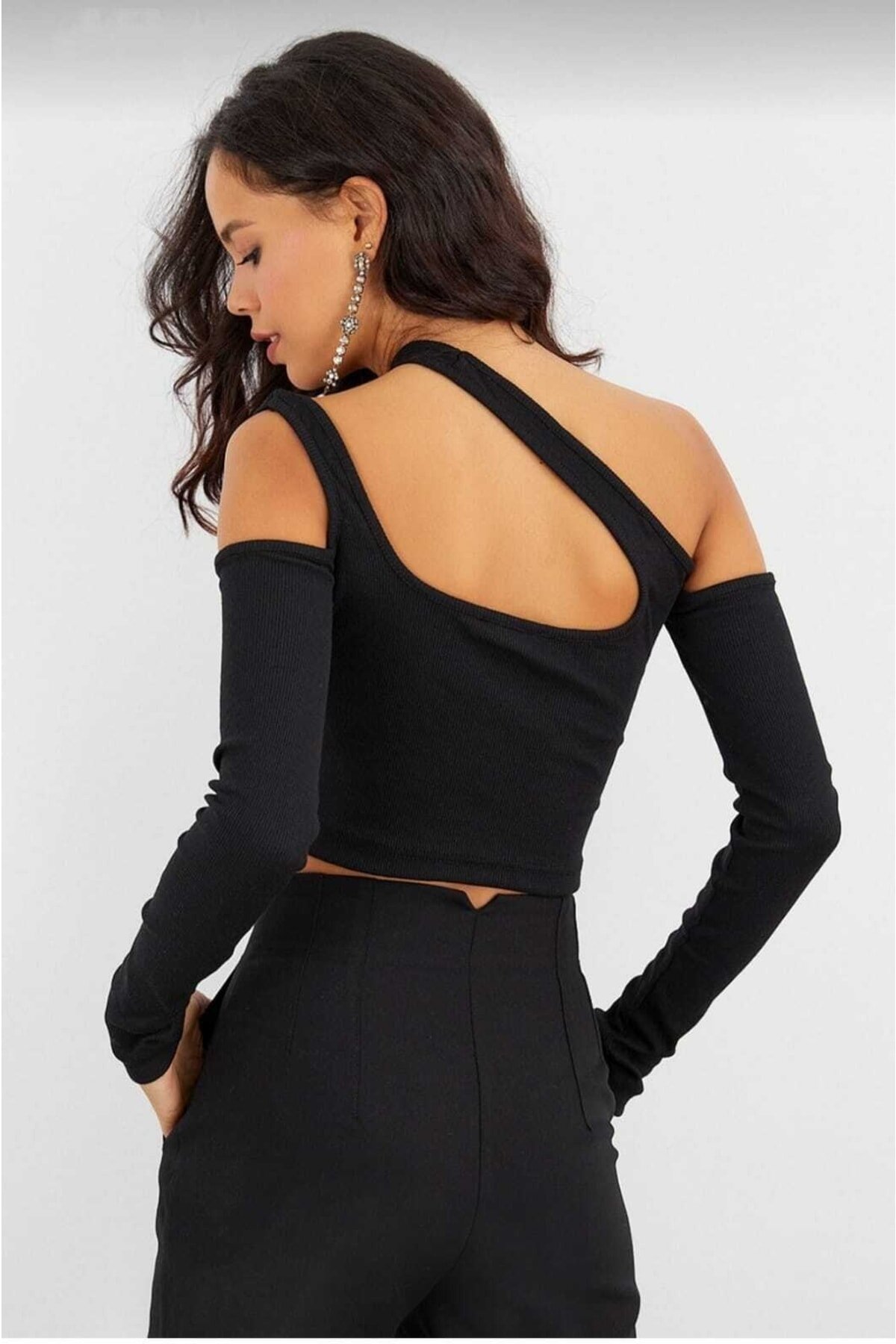 Asymmetric Fit Thumbhole Detail Crop Top - Black - Charango