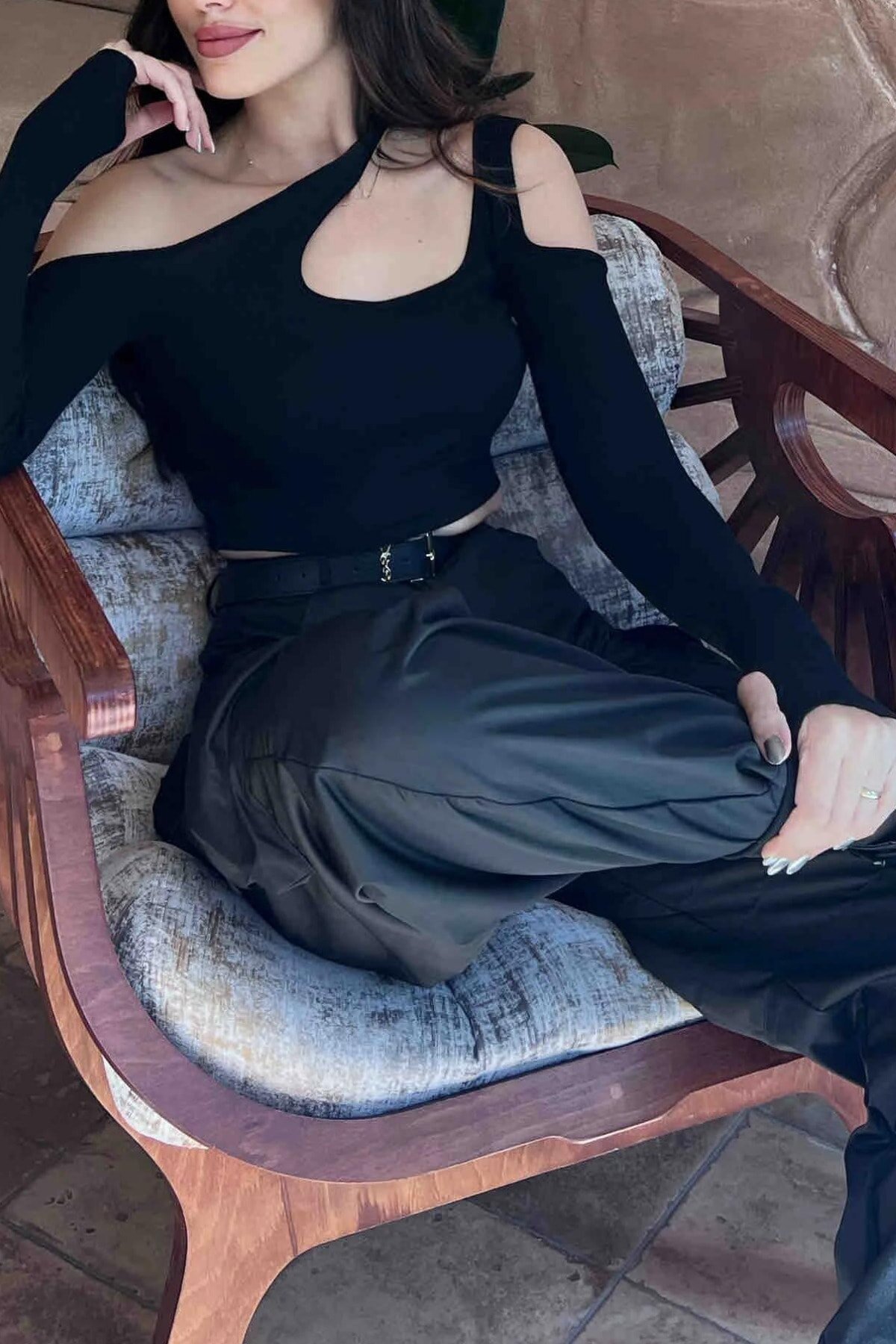 Siyah Uzun Kol Atlet Cut Out Asimetrik Yaka Örme Crop Top - Moda Mistik