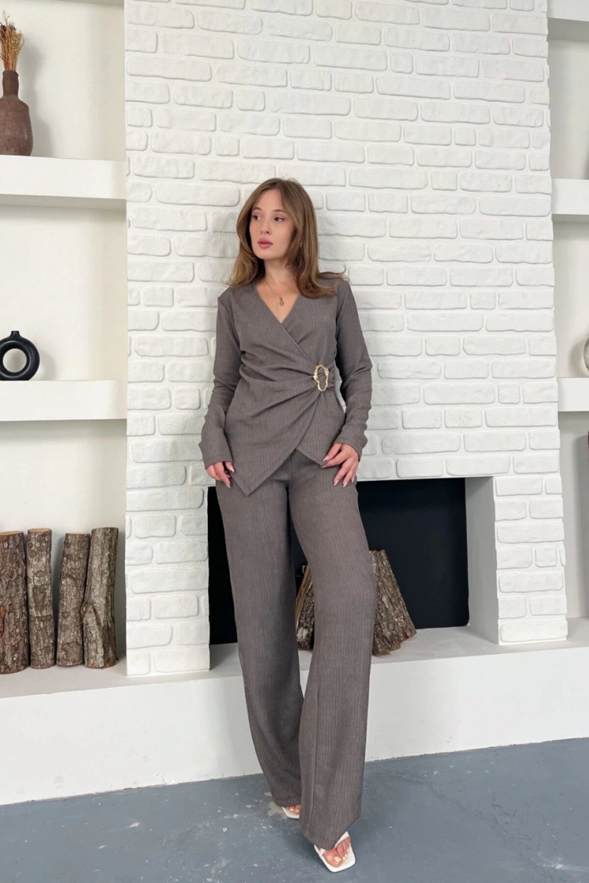 Gri İkili Kruvaze Yaka Toka Detaylı Takım - MOZENA