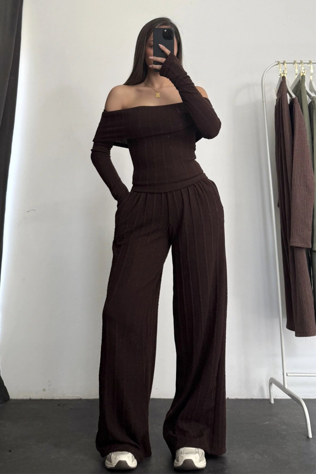 طقم قطعتين بلوزة وبنطلون بني ياقة عارية الكتفين بفتحة إبهام - MOZENA