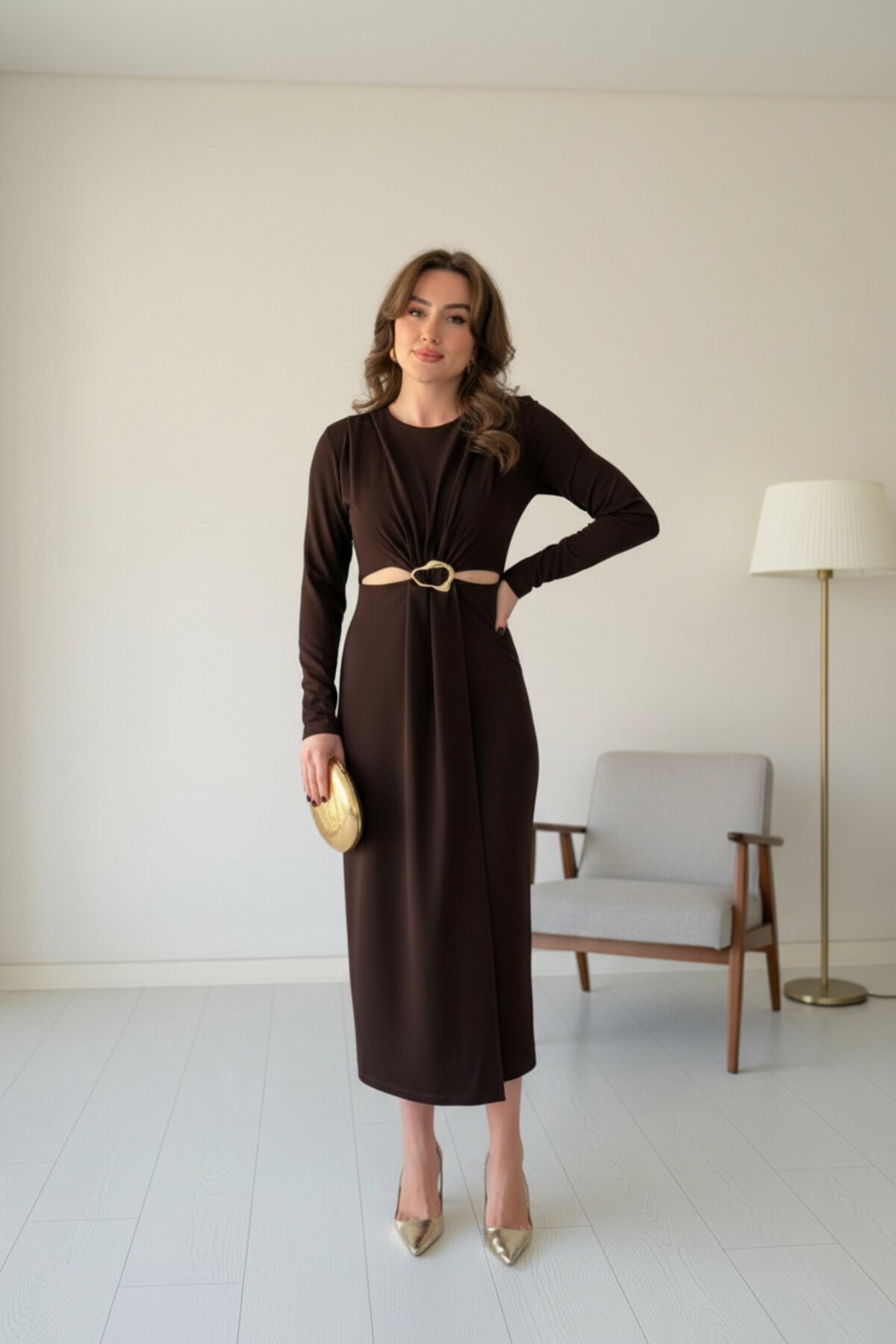 فستان ميدي بني من كريب بتفاصيل إكسسوار - MOZENA