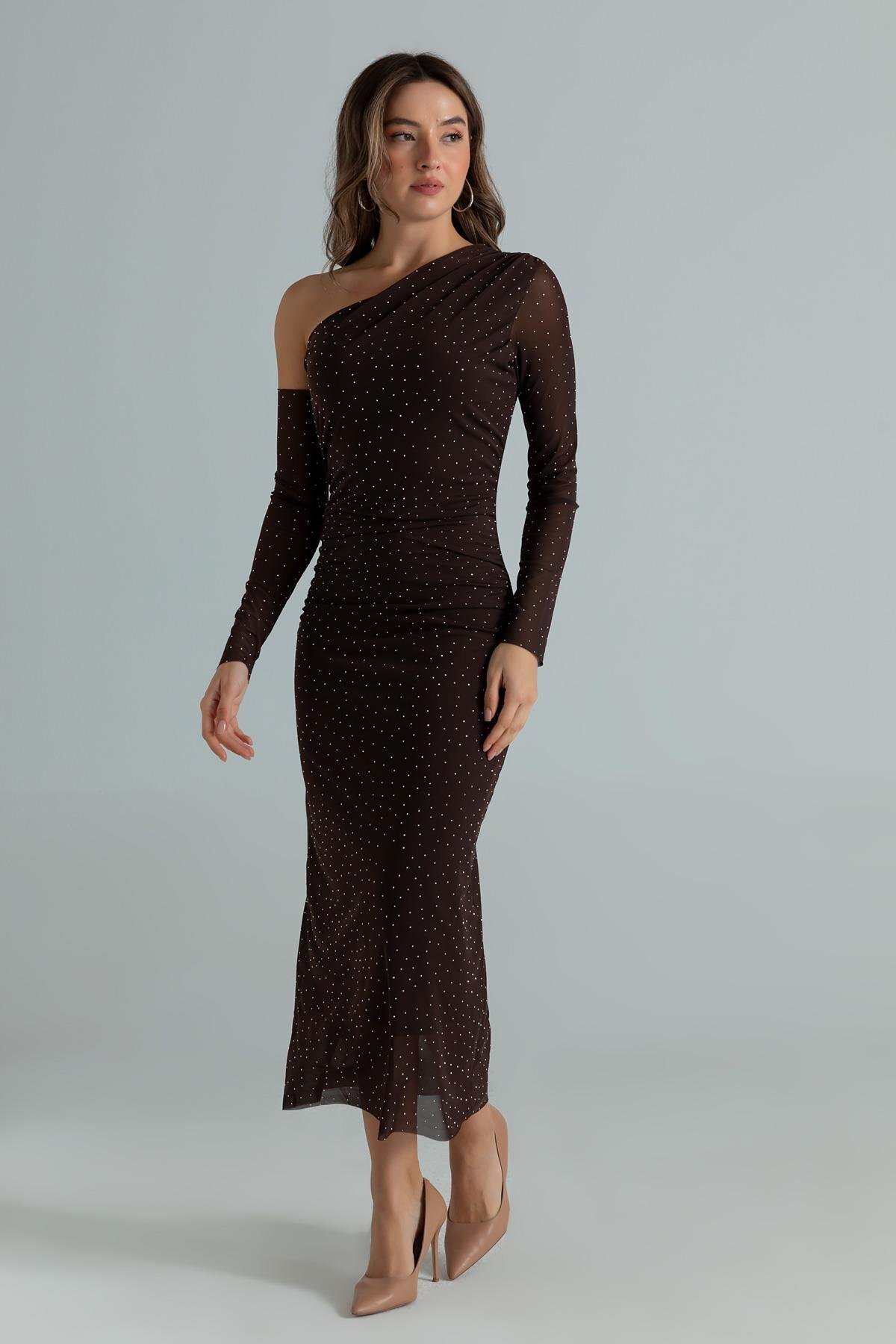 Kahverengi Uzun Tül Tek Omuz Taşlı Abiye Elbise - MOZENA