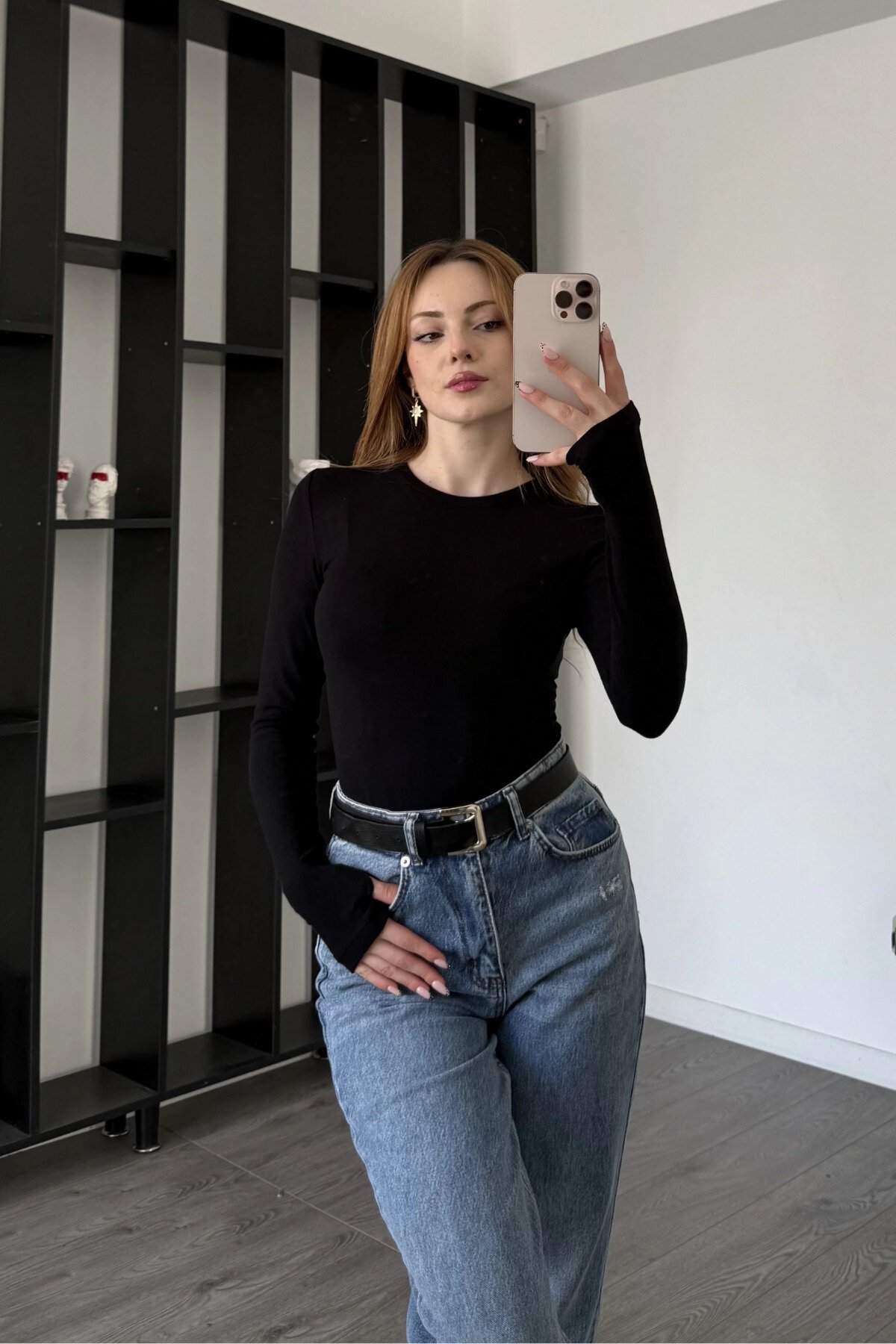 بلوزة أساسية سوداء بفتحة إبهام - MOZENA