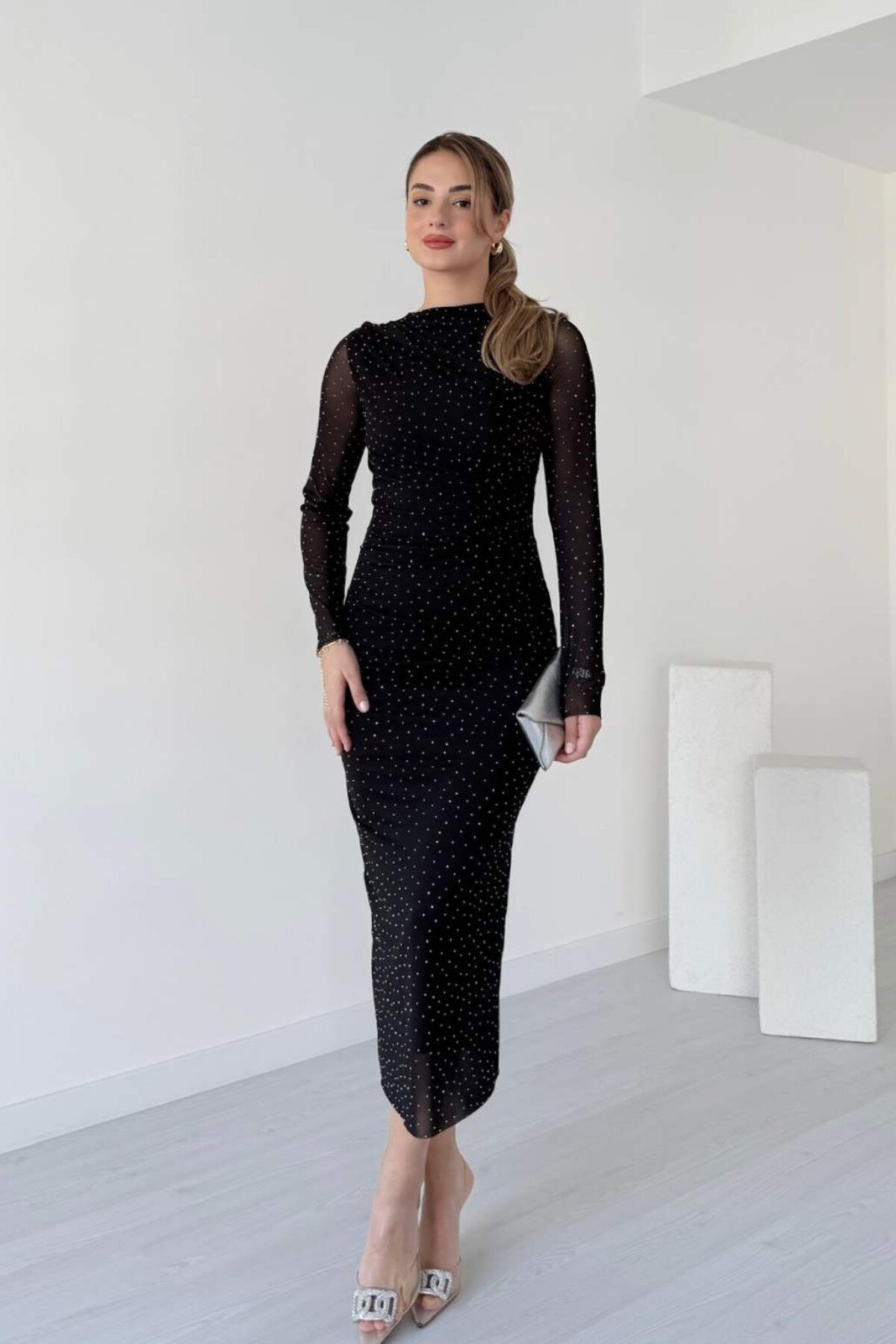 فستان ميدي أسود تول درابيه مرصع بأحجار - MOZENA