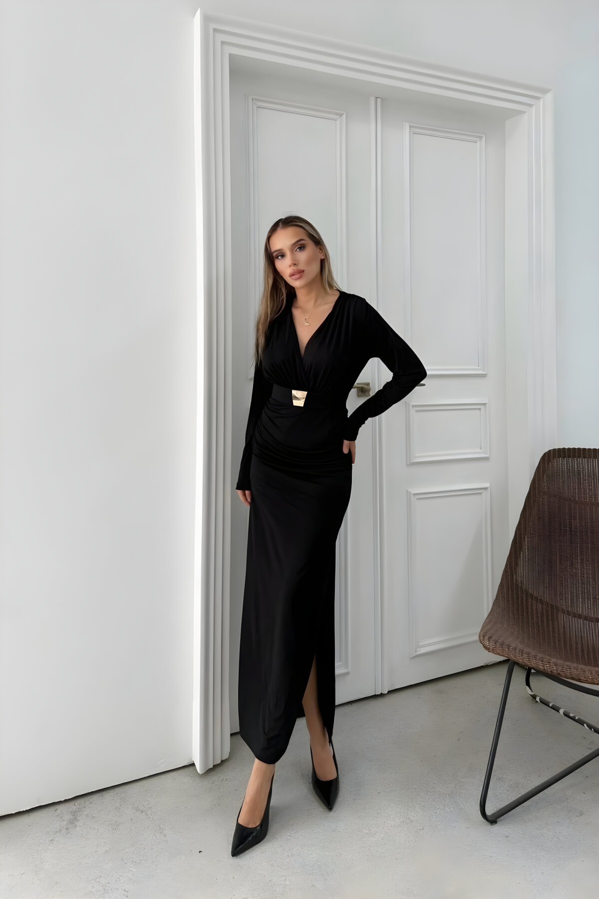 فستان ساندي طويل أسود بياقة متقاطعة وخصر بحزام وتفاصيل درابيه وشق - MOZENA